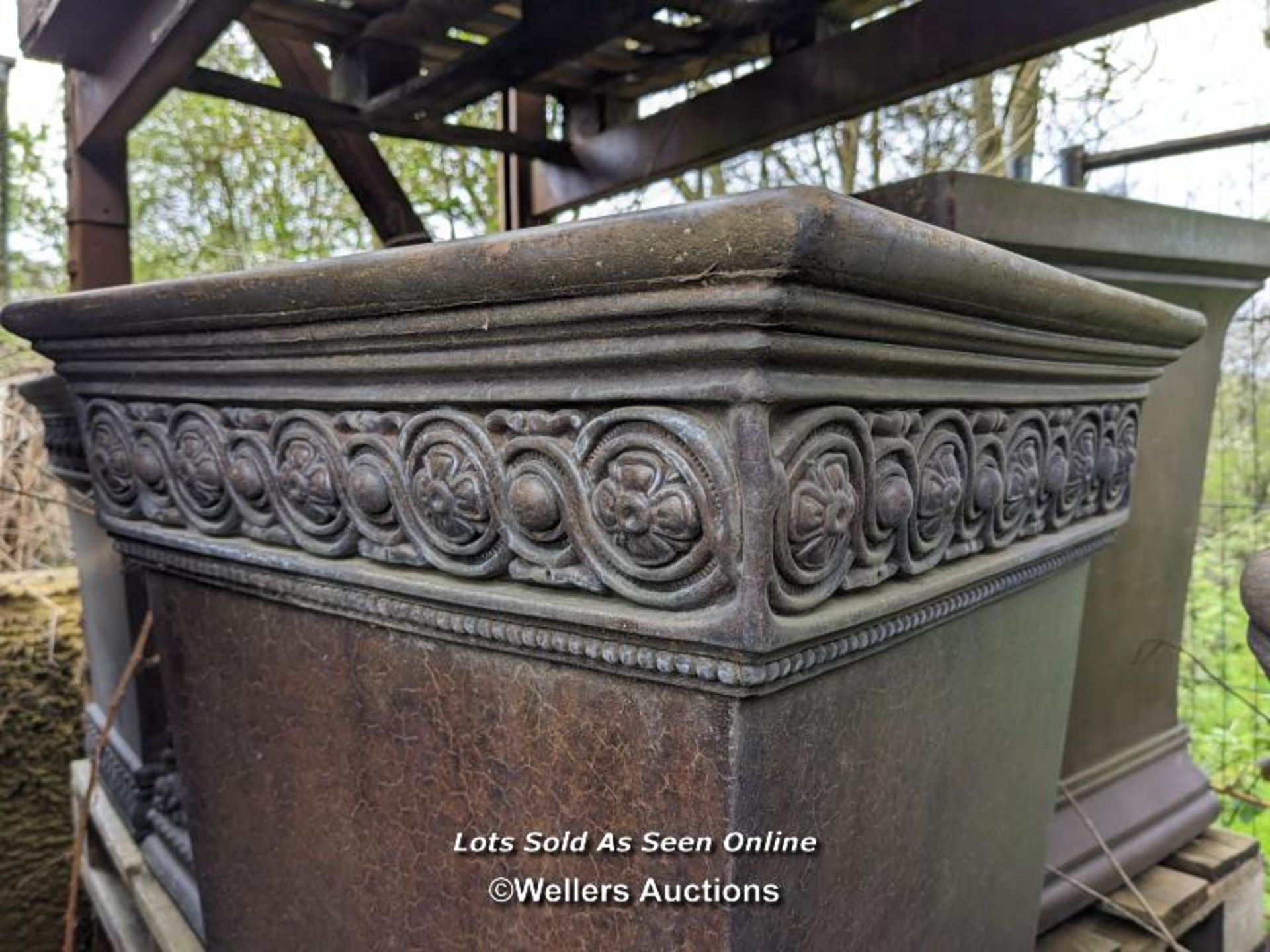 *ORNATE RECONSTITUTED MARBLE SQUARE PLANTER, 56CM (H), TOP: 49CM X 49CM, BASE: 36CM X 36CM / - Image 2 of 3