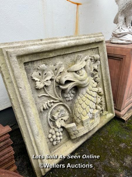 *LARGE ARMORIAL KEYSTONE PLAQUE OF A GRIFFIN, 76CM (H) X 83CM (W) X 9CM (D), GRIFFIN PROTRUDING A - Bild 4 aus 4