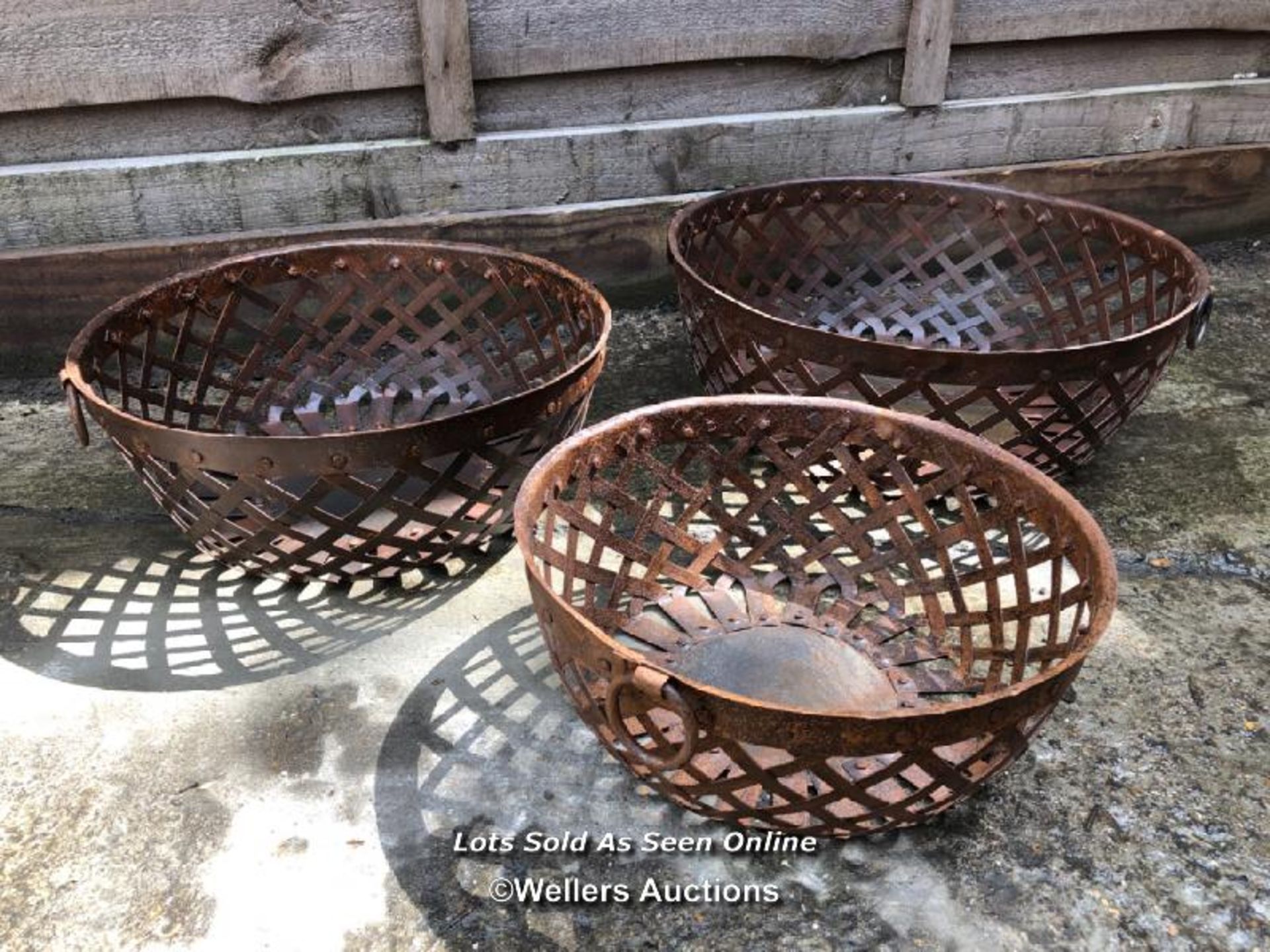 *3X SET OF 3X FRETTED BOWLS, LARGEST 13CM (H) X 36CM (DIA) / COLLECTION LOCATION: WELLERS