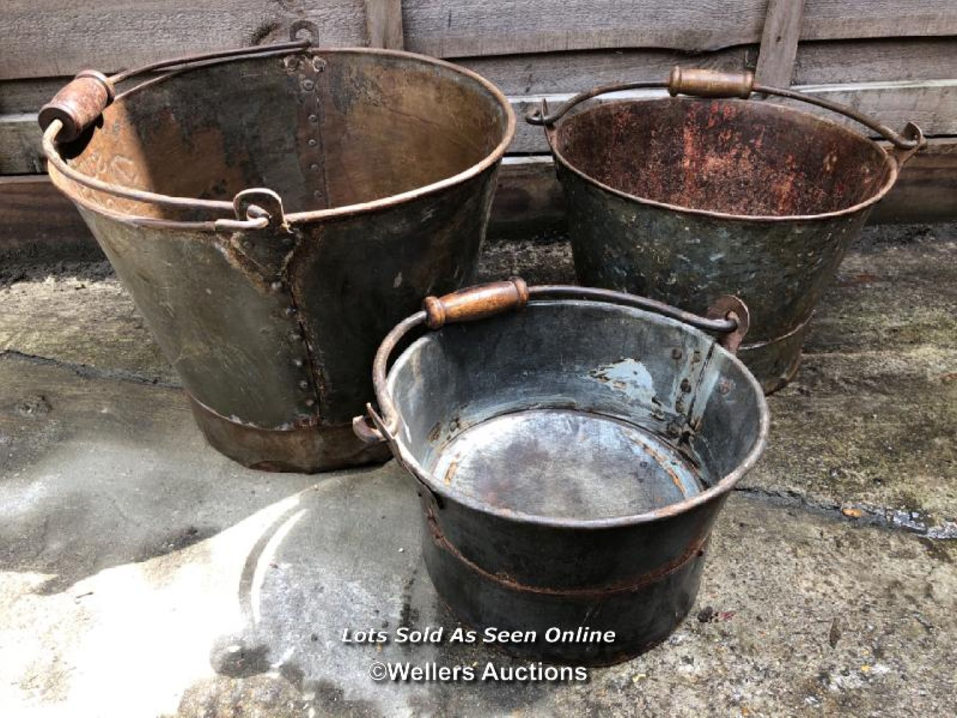 *3X SET OF 3X PAILS WITH WOODEN HANDLES, LARGEST 24CM (H) X 32CM (DIA) / COLLECTION LOCATION: