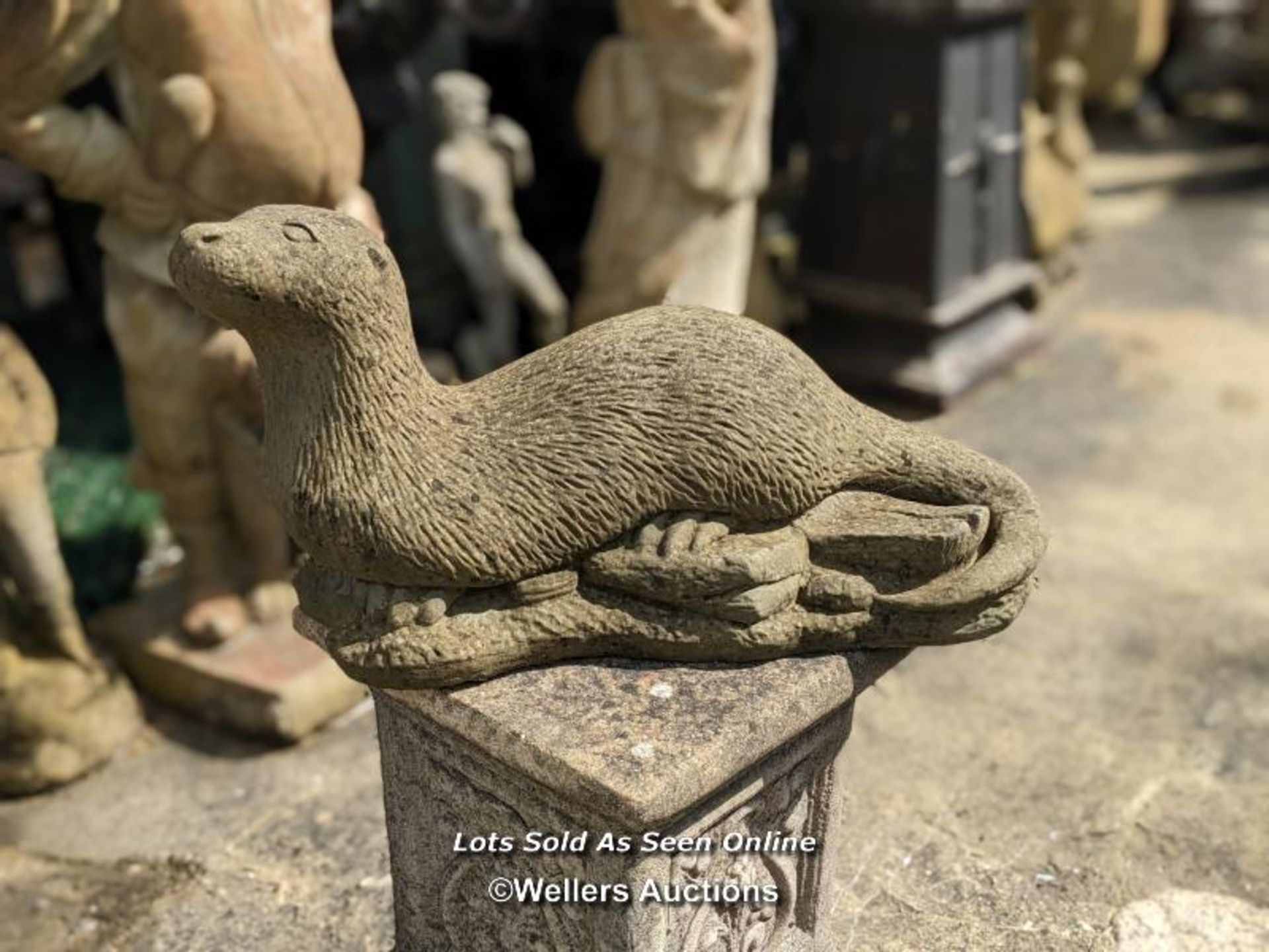 *RECONSTITUTED STONE OTTER STATUE, IN SANDSTONE COLOUR, 30CM (H) X 50CM (L) X 26CM (D) /