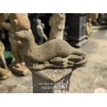 *RECONSTITUTED STONE OTTER STATUE, IN SANDSTONE COLOUR, 30CM (H) X 50CM (L) X 26CM (D) /