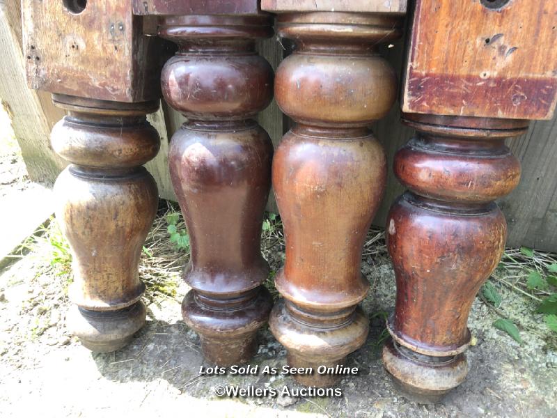 4X ASSORTED VASE SHAPED VICTORIAN MAHOGANY SNOOKER TABLE LEGS, TALLEST 81CM (H) / COLLECTION - Bild 2 aus 2