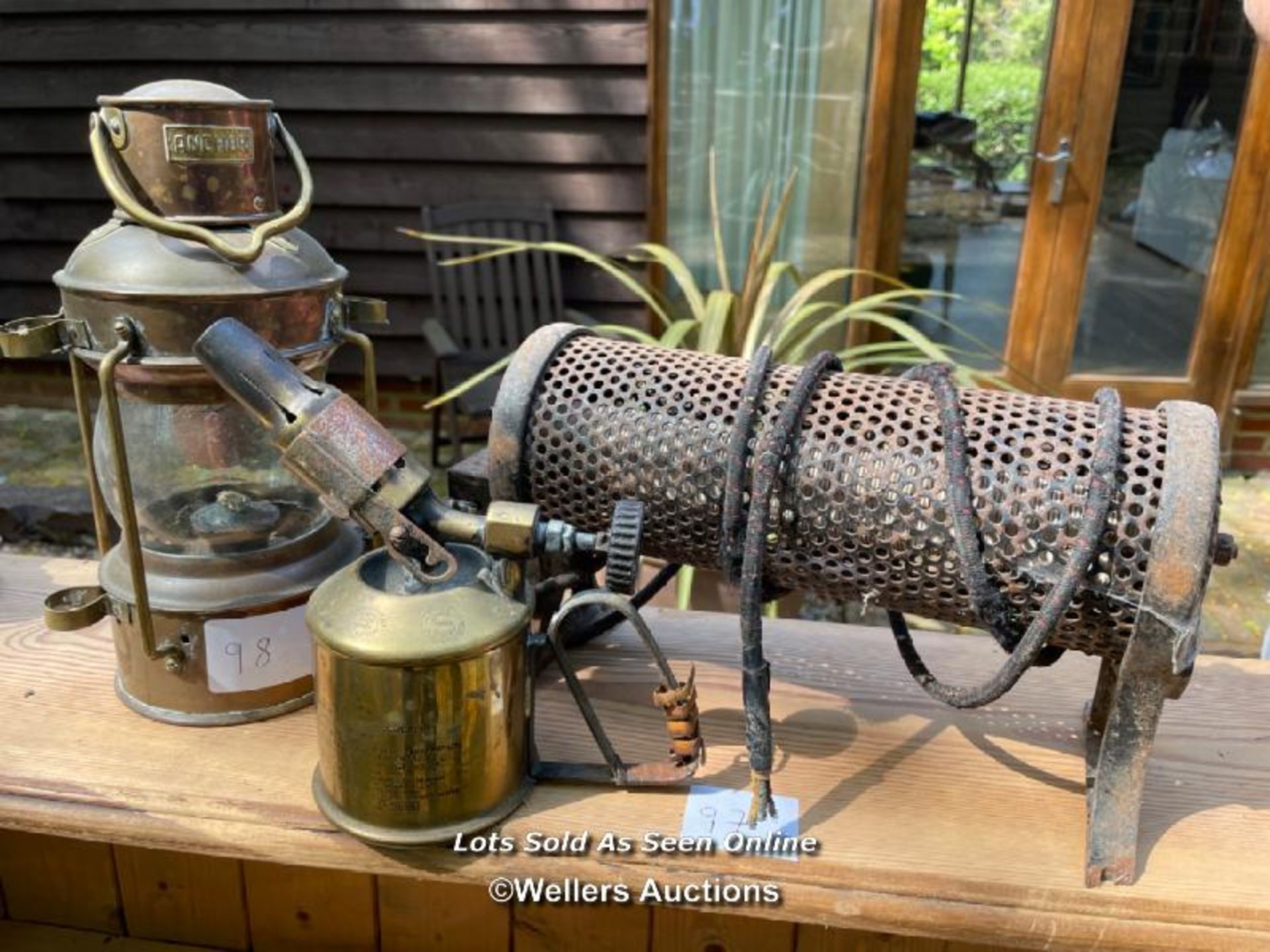 ANCHOR OIL LANTERN, VINTAGE MAX SIEVERT LIGHTER AND AN OLD ELECTRIC HEATER / COLLECTION LOCATION: