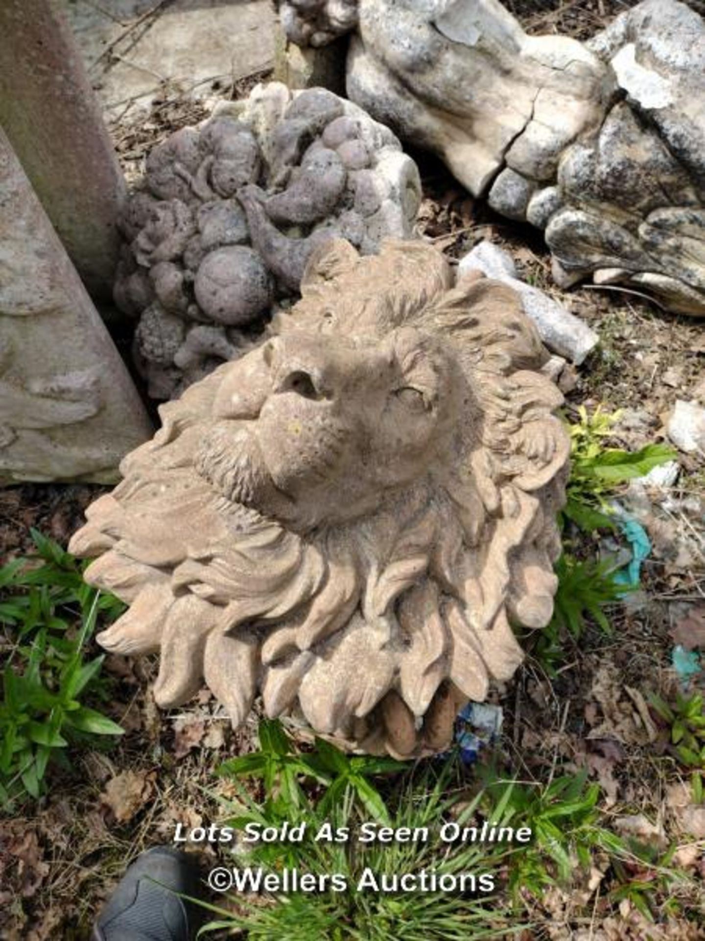 *RECONSTITUTED STONE LION PLAQUE, 47CM (H) X 42CM (W) / COLLECTION LOCATION: ALBOURNE (BN6), FULL