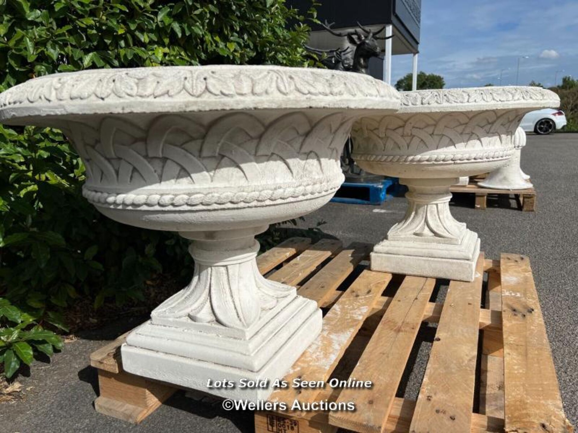 *A LARGE PAIR OF CLASSIC URNS WITH HATCHED SIDE DETAIL AND ACANTHUS DETAILED RIMS, 81CM (H) X - Image 3 of 5