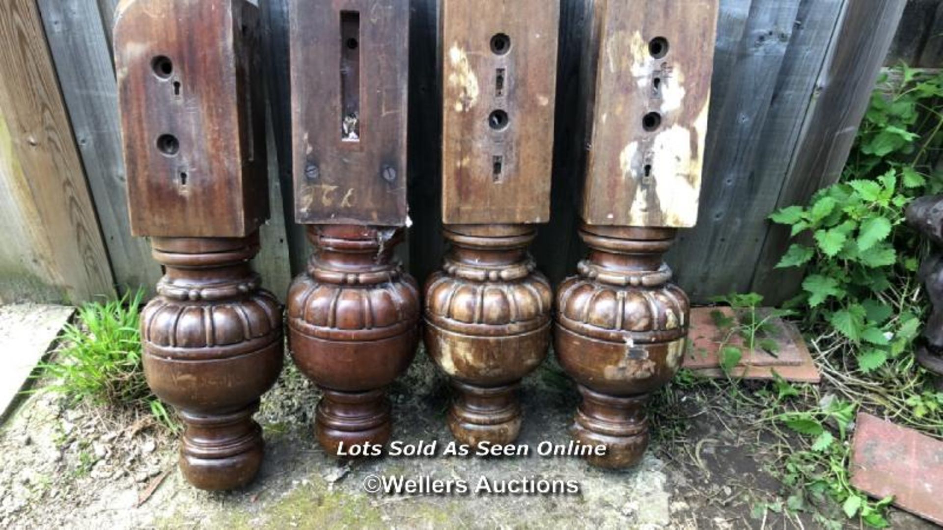 4X BULBUS TURNED AND CARVED VICTORIAN MAHOGANY SNOOKER TABLE LEGS, 78CM (H) / COLLECTION LOCATION: