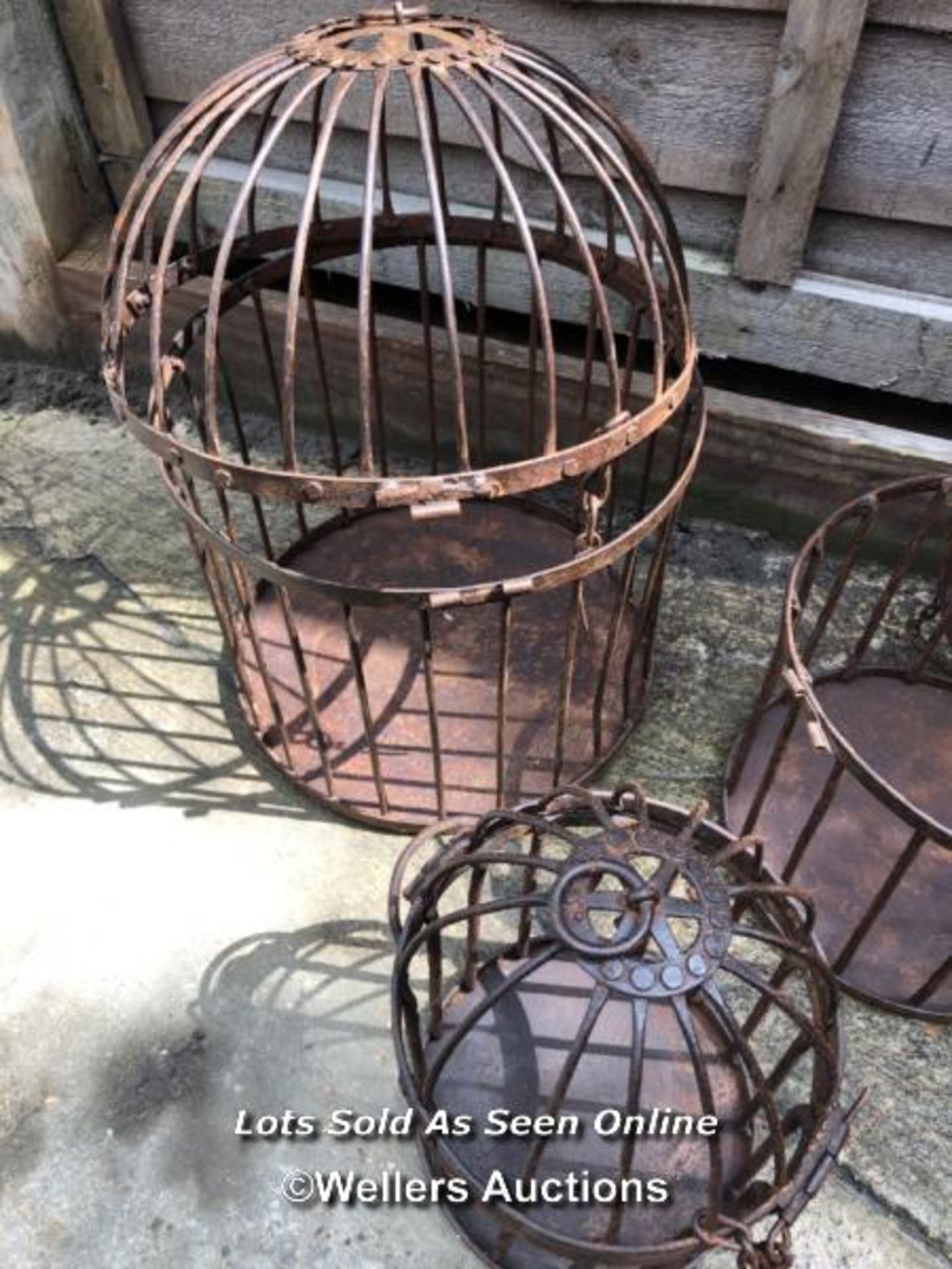 *3X ASCENDING BIRD CAGES, LARGEST 40CM (H) X 25CM (DIA), 1X DAMAGED TOP / COLLECTION LOCATION: - Image 3 of 3