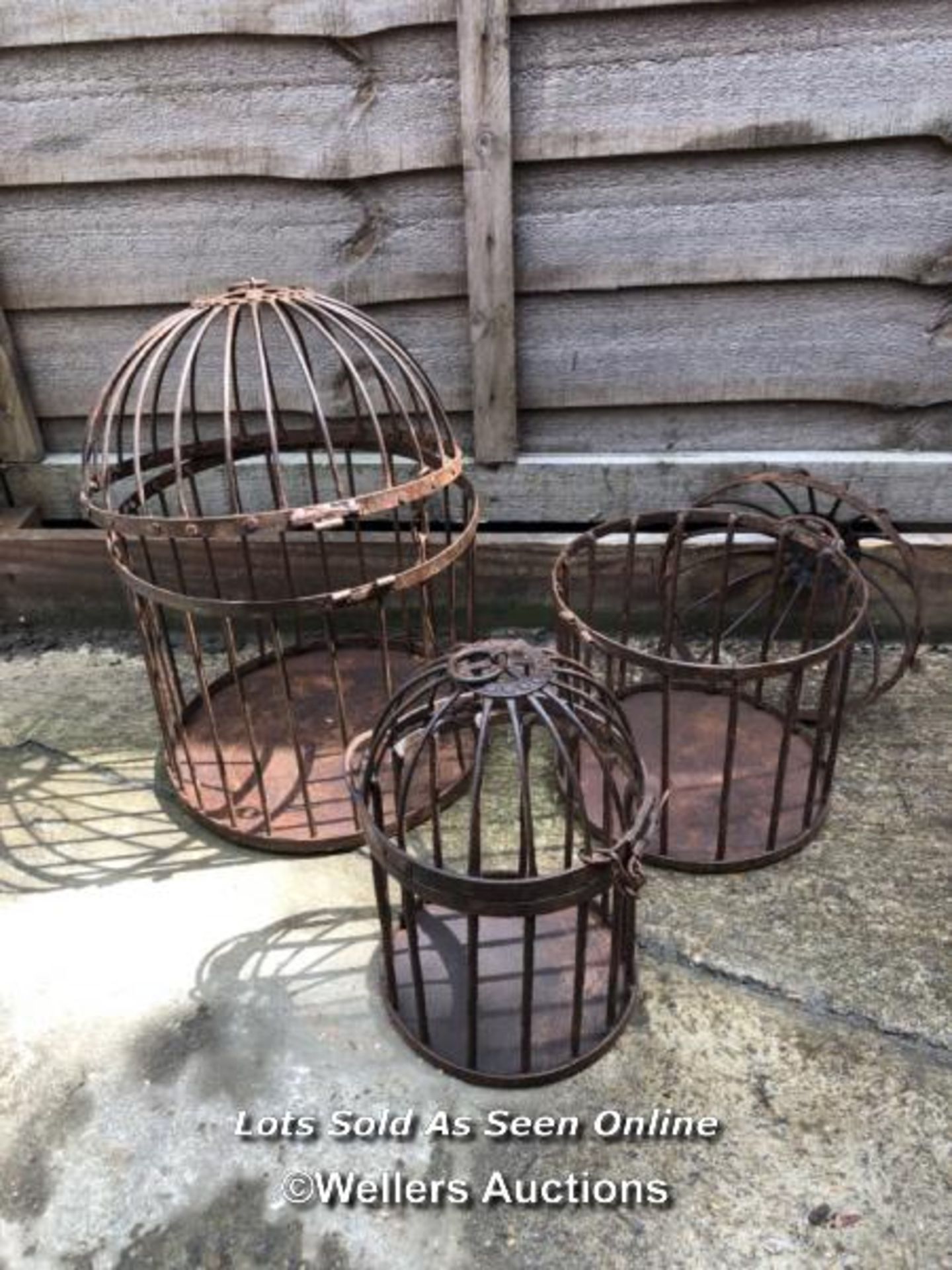 *3X ASCENDING BIRD CAGES, LARGEST 40CM (H) X 25CM (DIA), 1X DAMAGED TOP / COLLECTION LOCATION: