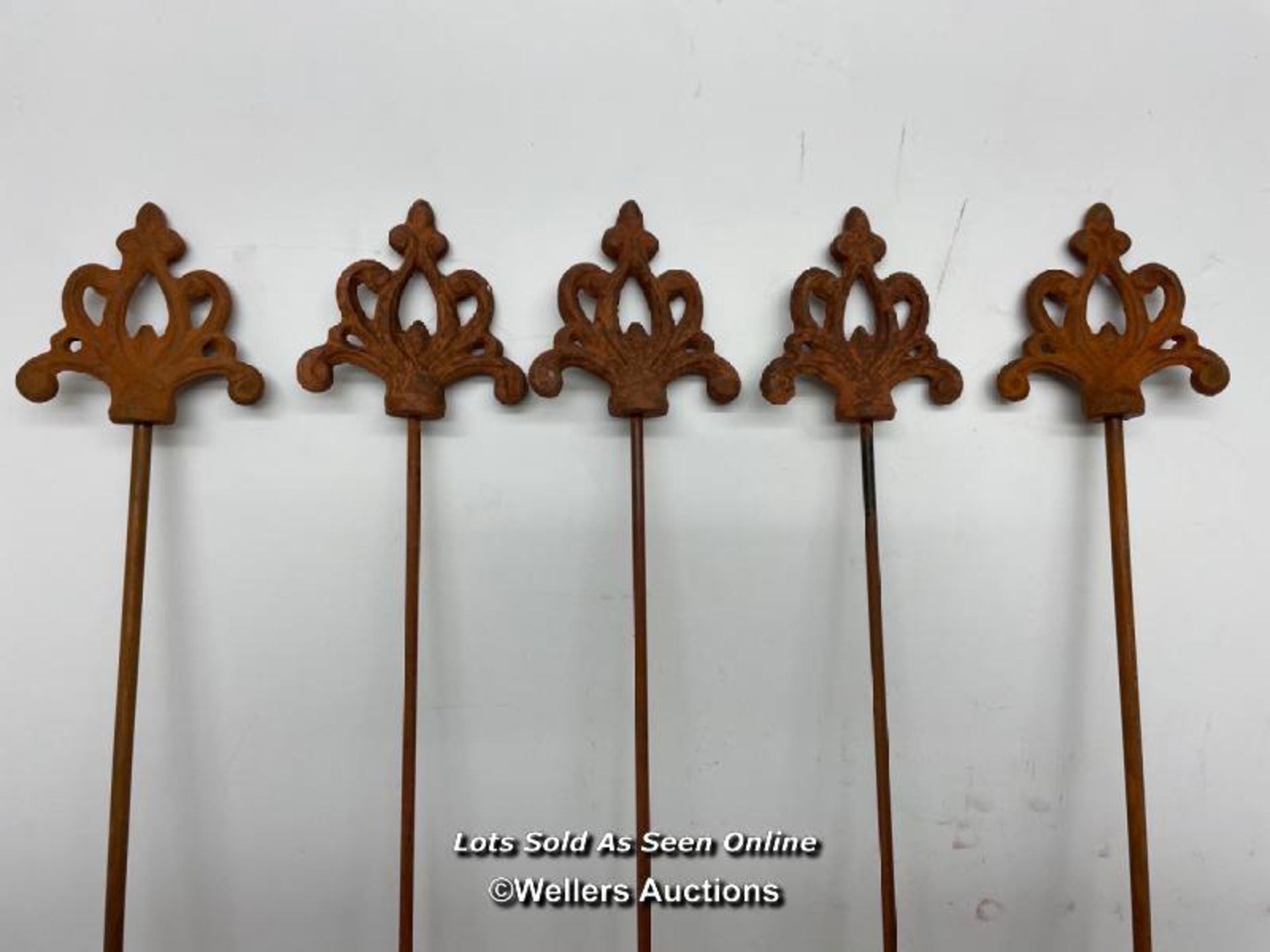 *5X GOTHIC FLEUR DE LILE PLANT STAKES, 106CM (H) / COLLECTION LOCATION: WELLERS AUCTIONS (GU1 4SJ) - Image 2 of 2