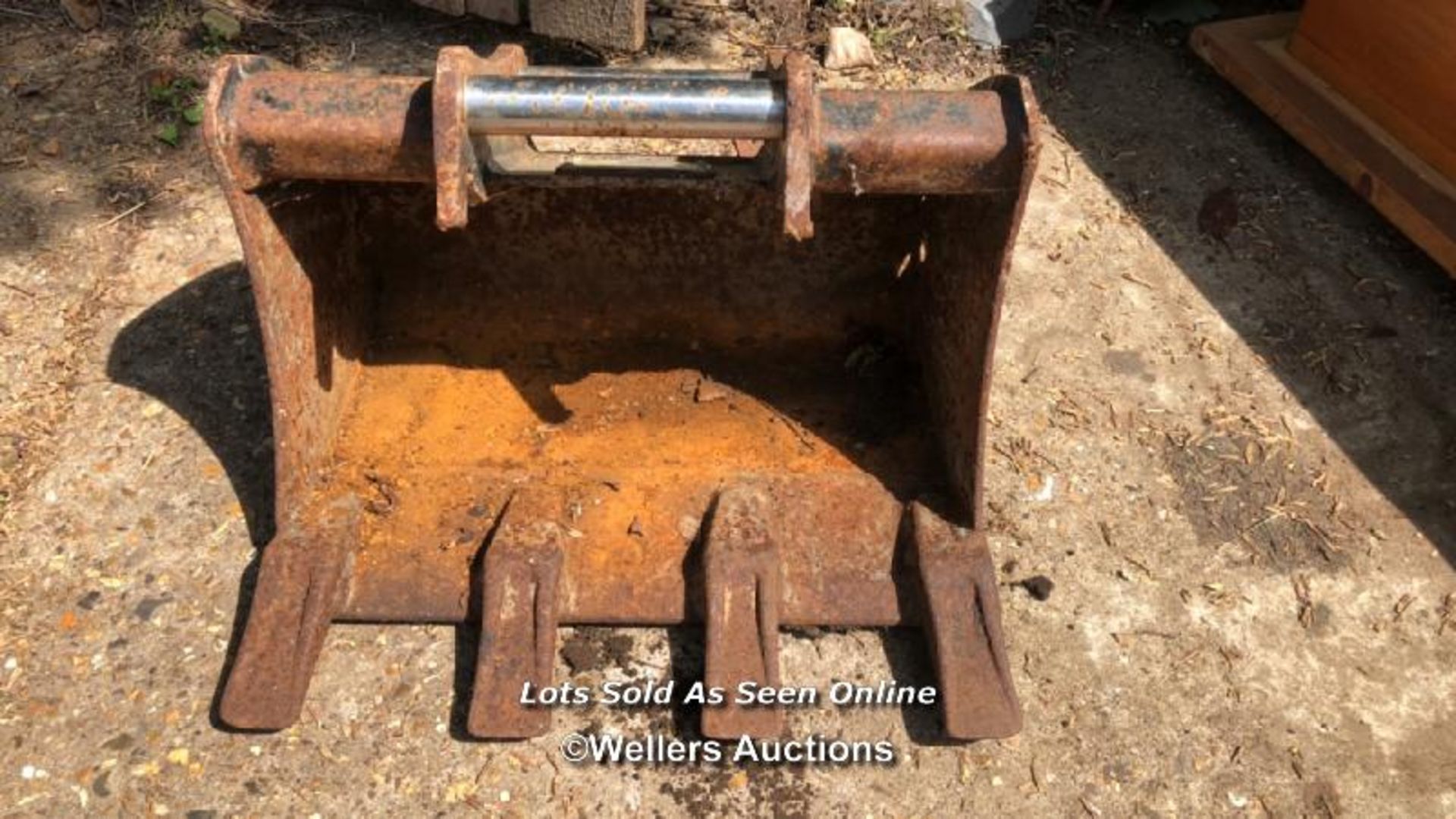 4 TEETH DIGGER BUCKET, 43CM (W) / COLLECTION LOCATION: WEST BYFLEET (KT14), FULL ADDRESS AND