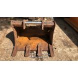 4 TEETH DIGGER BUCKET, 43CM (W) / COLLECTION LOCATION: WEST BYFLEET (KT14), FULL ADDRESS AND