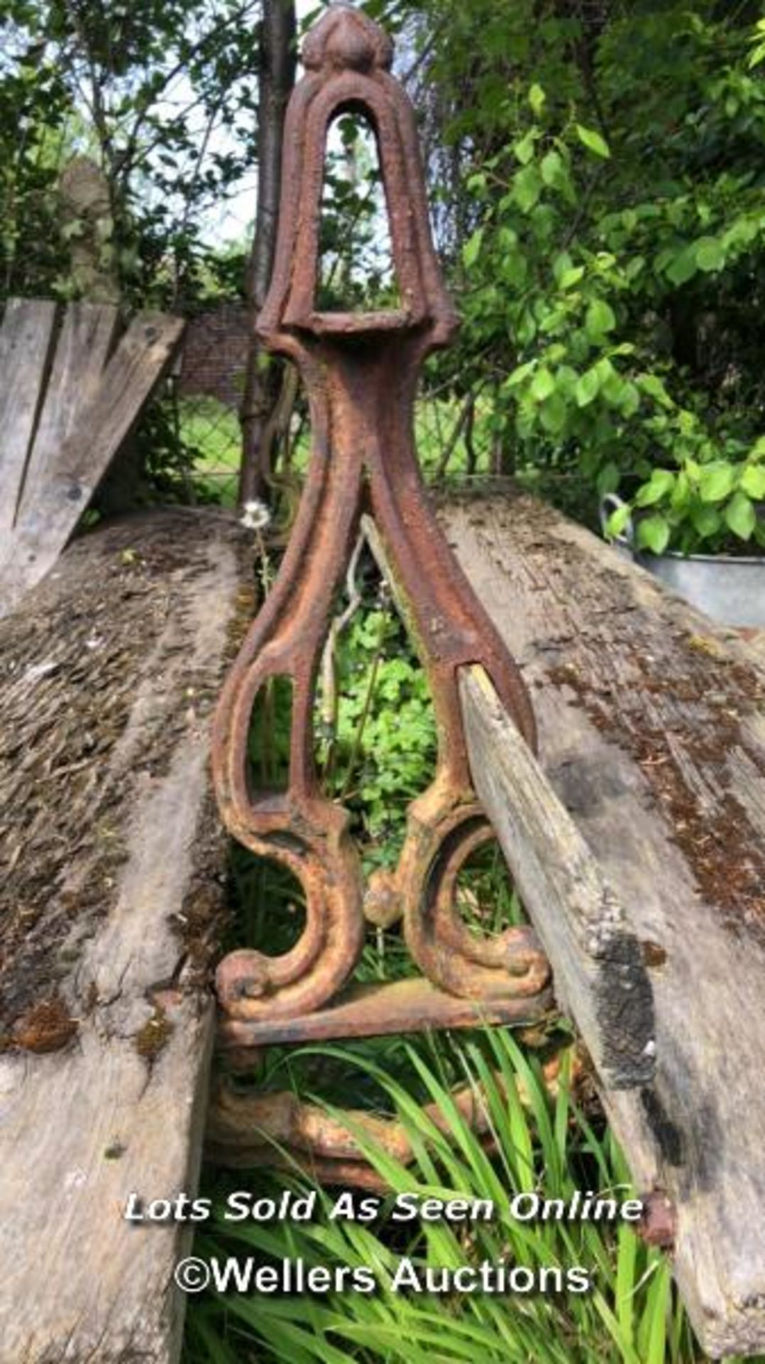 DOUBLE SIDED RAILWAY BENCH RECLAIMED FROM A STATION IN EAST LONDON, VERY HEAVY CAST IRON FRAME, 88CM - Image 2 of 4