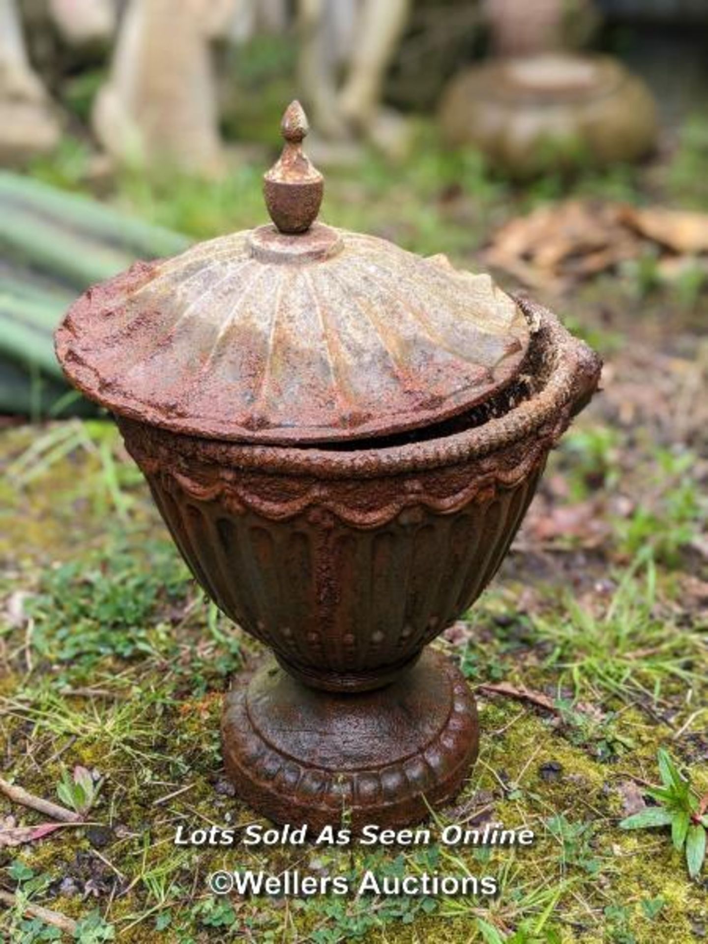 *CAST IRON VASE WITH SEPARATE LID, 53CM (H), TOP: 36CM (DIA), BASE: 22.5CM (DIA) / COLLECTION - Image 3 of 4