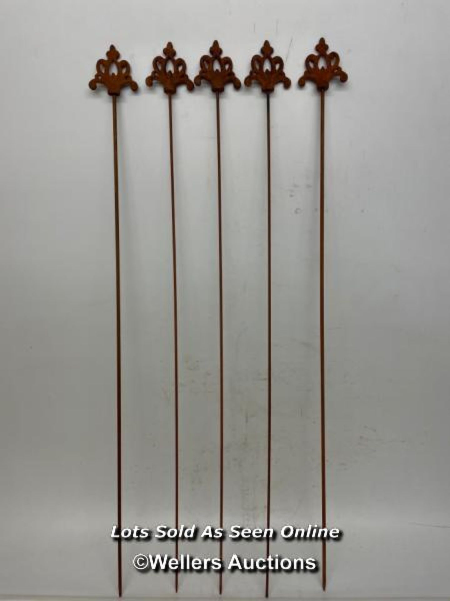 *5X GOTHIC FLEUR DE LILE PLANT STAKES, 106CM (H) / COLLECTION LOCATION: WELLERS AUCTIONS (GU1 4SJ)