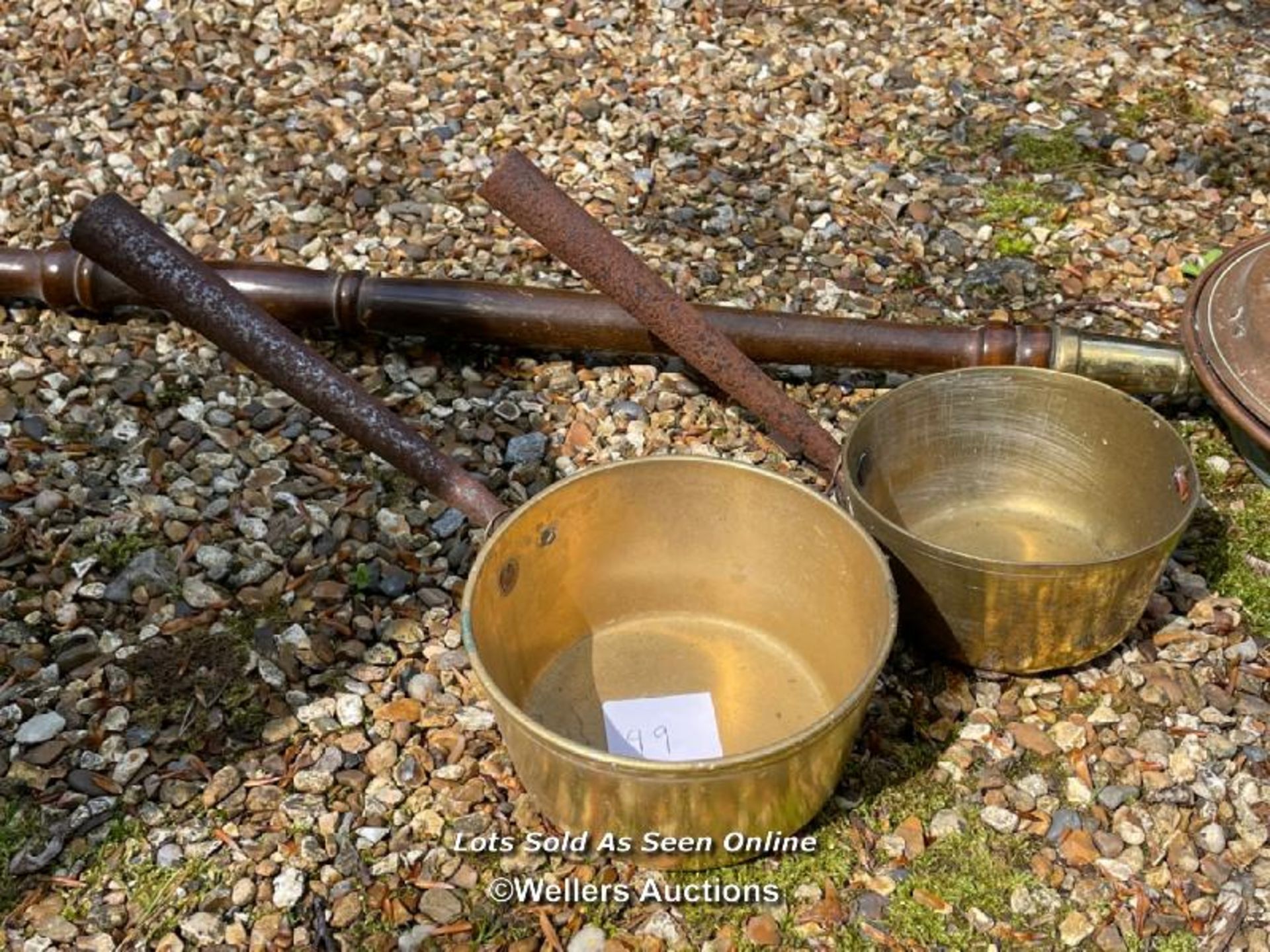 TWO BRASS PANS AND A COPPER BED PAN / COLLECTION LOCATION: WOKING (GU24), FULL ADDRESS AND VENDOR - Bild 2 aus 3