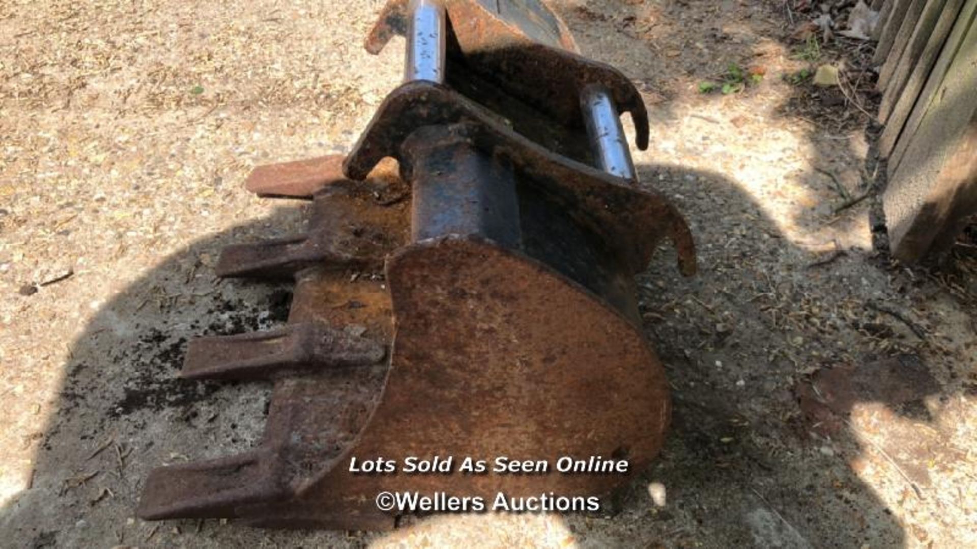 4 TEETH DIGGER BUCKET, 43CM (W) / COLLECTION LOCATION: WEST BYFLEET (KT14), FULL ADDRESS AND - Image 3 of 3