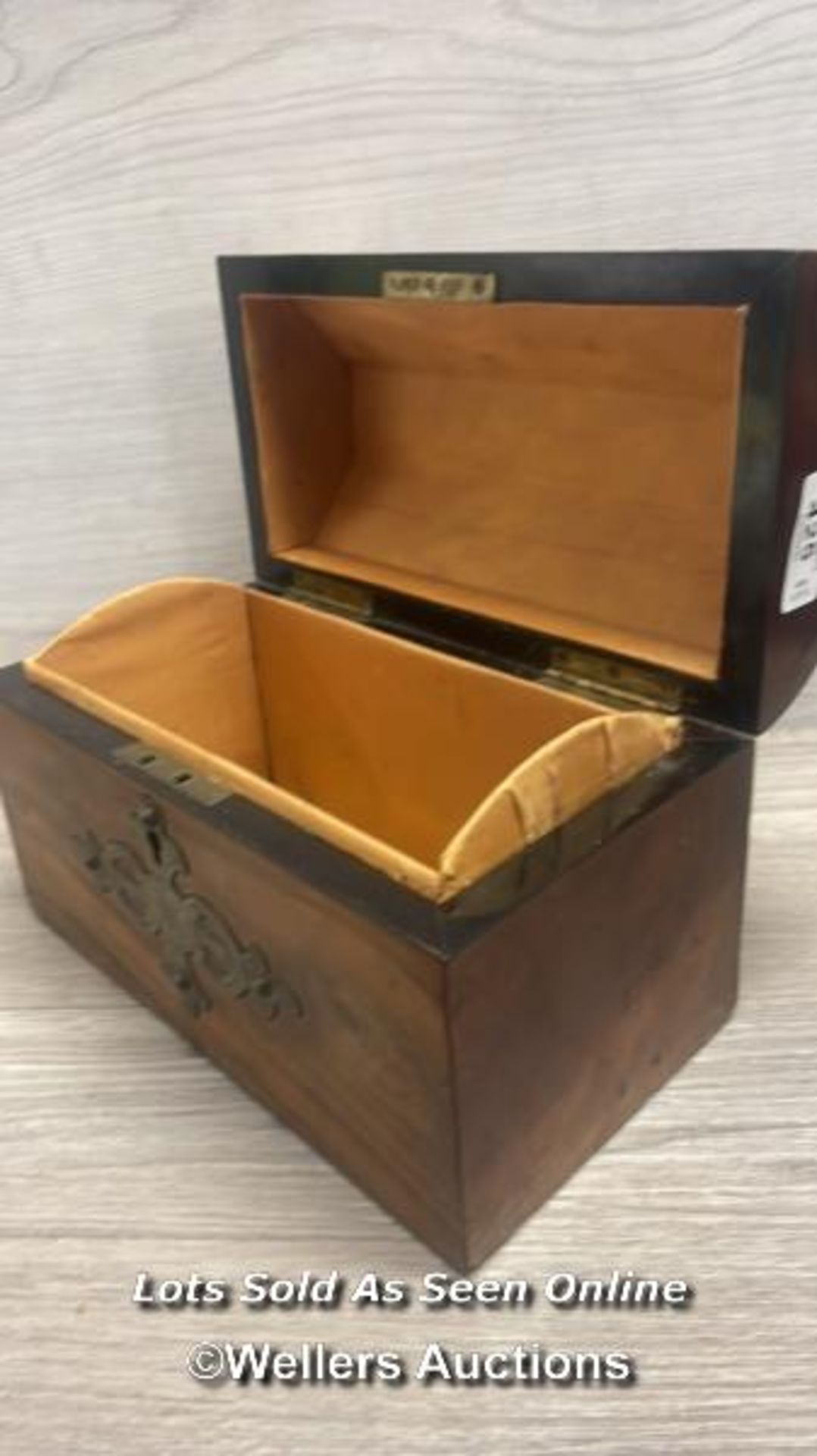 SMALL ANTIQUE WOODEN BOX IN THE FORM OF A TREASURE CHEST, WITH BRASS FINIALS, 16CM (H) - Bild 3 aus 3