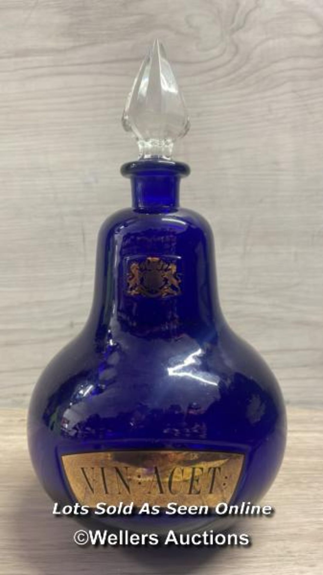 A RARE ROYAL PHARMACEUTICAL SOCIETY APOTHECARY BOTTLE, C1960'S, IN BLUE GLASS WITH GOLD LEAF LABEL