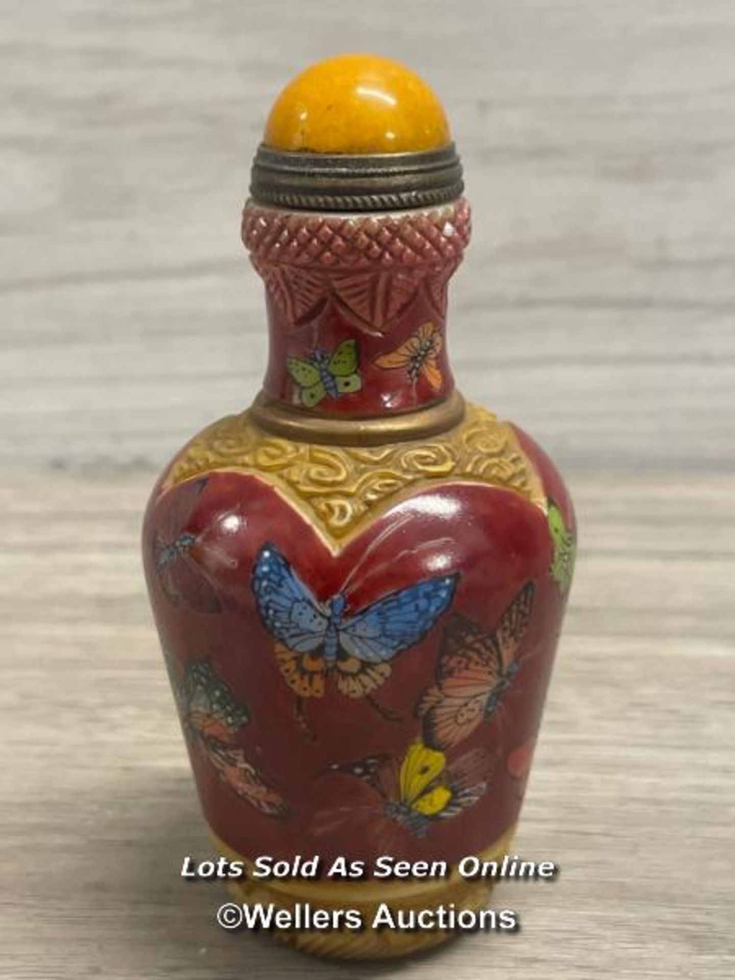 CHINESE SNUFF BOTTLE DECORATED WITH BUTTERFLIES, 9.5CM HIGH