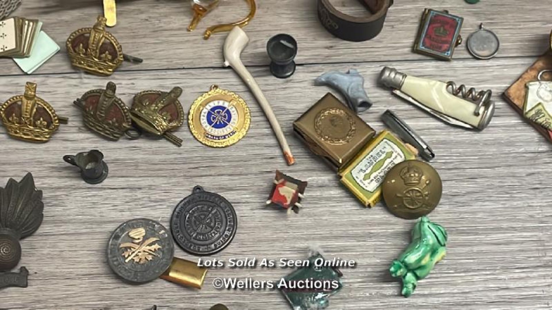 MINIATURE ITEMS AND MILITARY BADGES & BUTTONS - Bild 3 aus 14