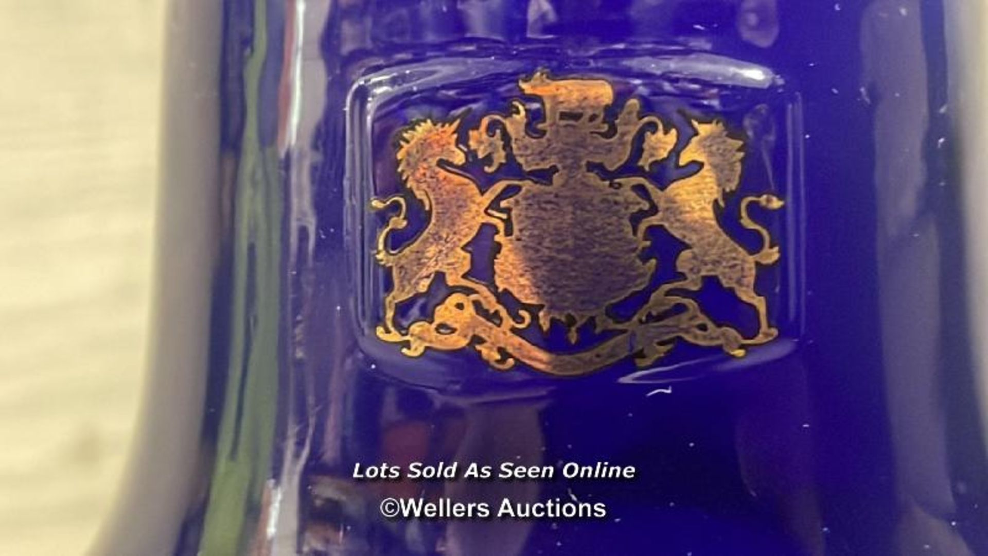 A RARE ROYAL PHARMACEUTICAL SOCIETY APOTHECARY BOTTLE, C1960'S, IN BLUE GLASS WITH GOLD LEAF LABEL - Image 3 of 6