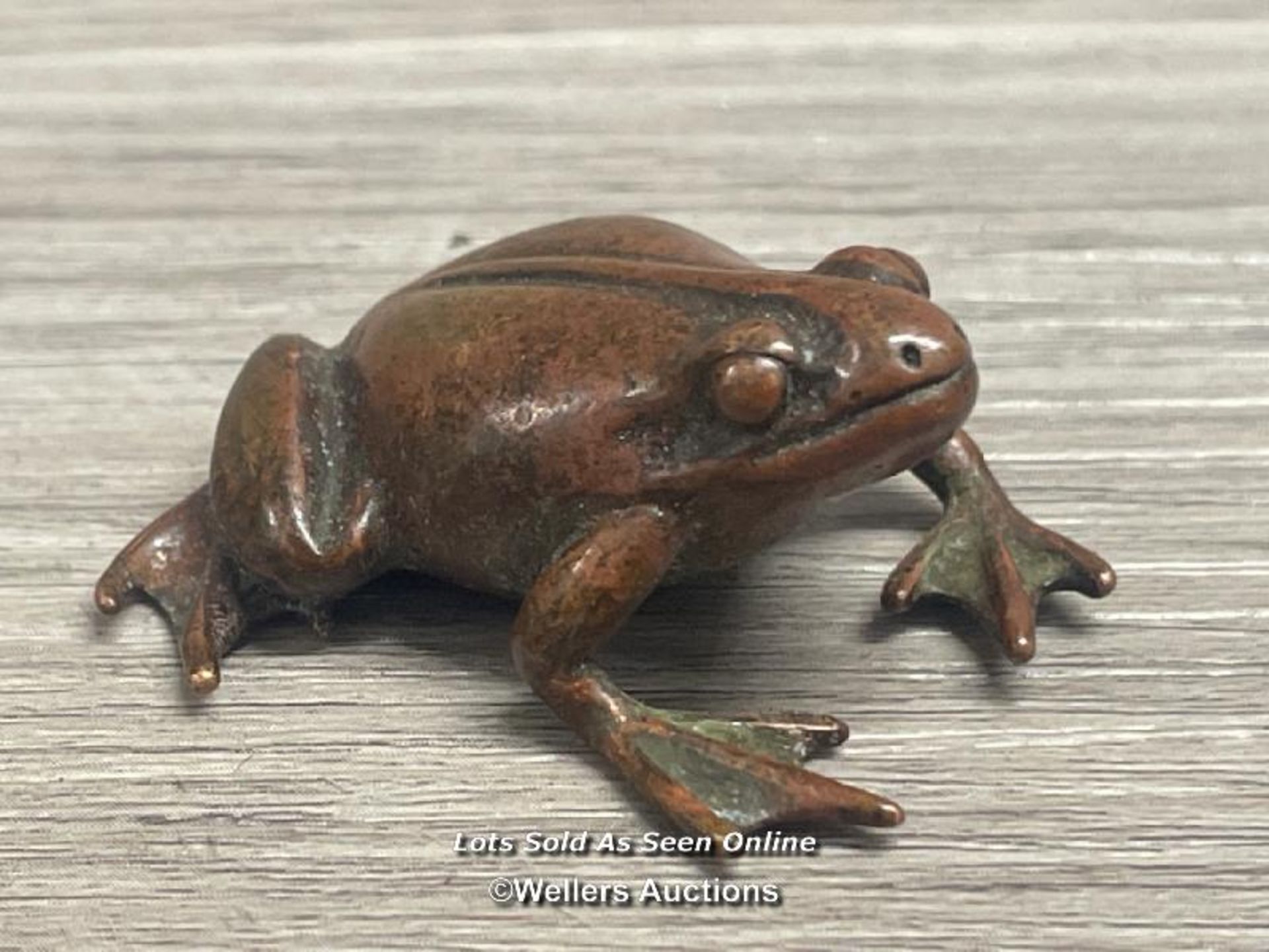 CHINESE BRONZE TOAD, IMPRESSED MARKS TO THE BASE, 2CM HIGH