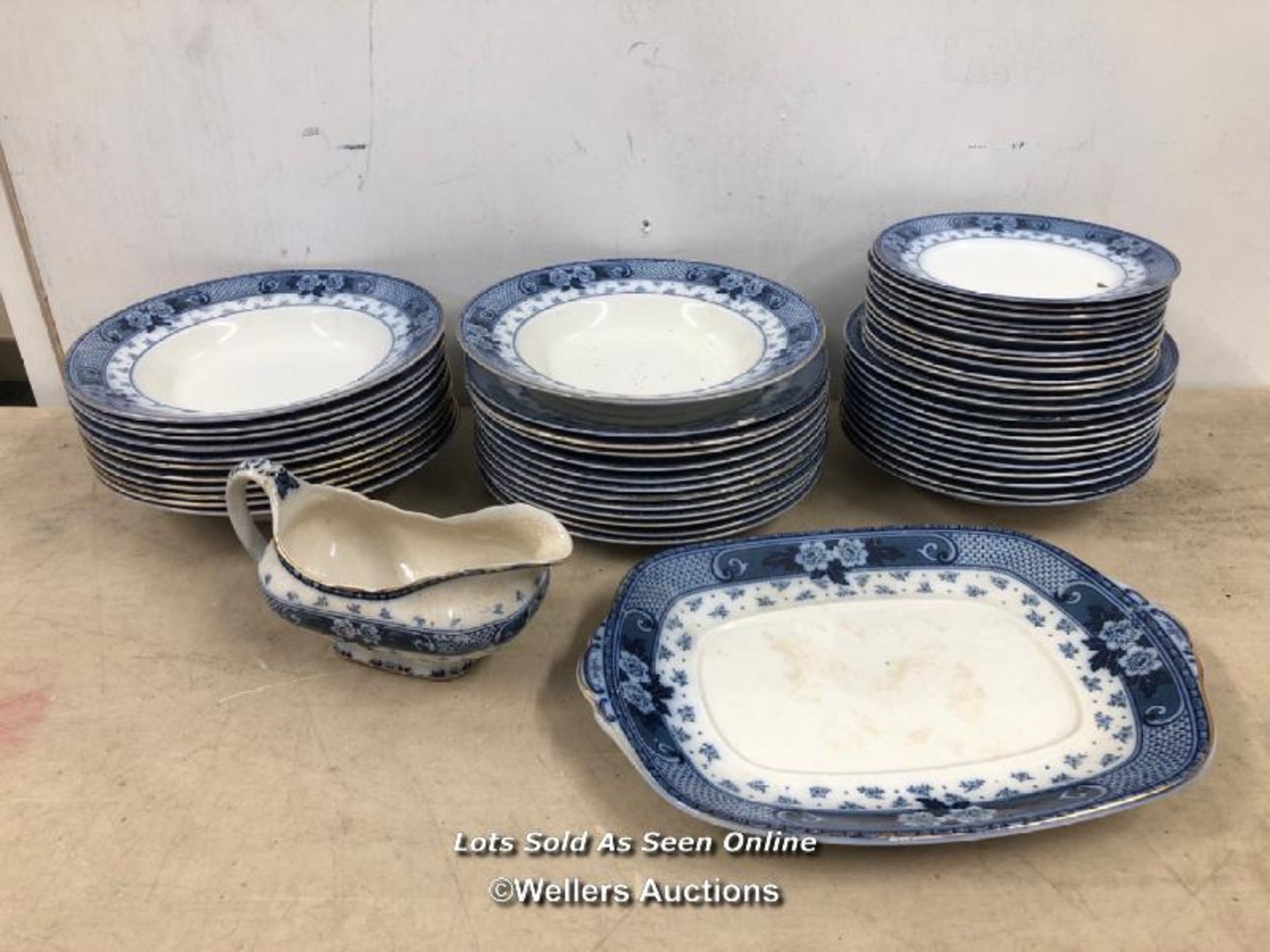 LARGE BLUE AND WHITE DINNER SERVICE BY F & SONS LTD, WEIR, BURSLEM, ENGLAND, APPROX. FIFTY FIVE - Bild 6 aus 9