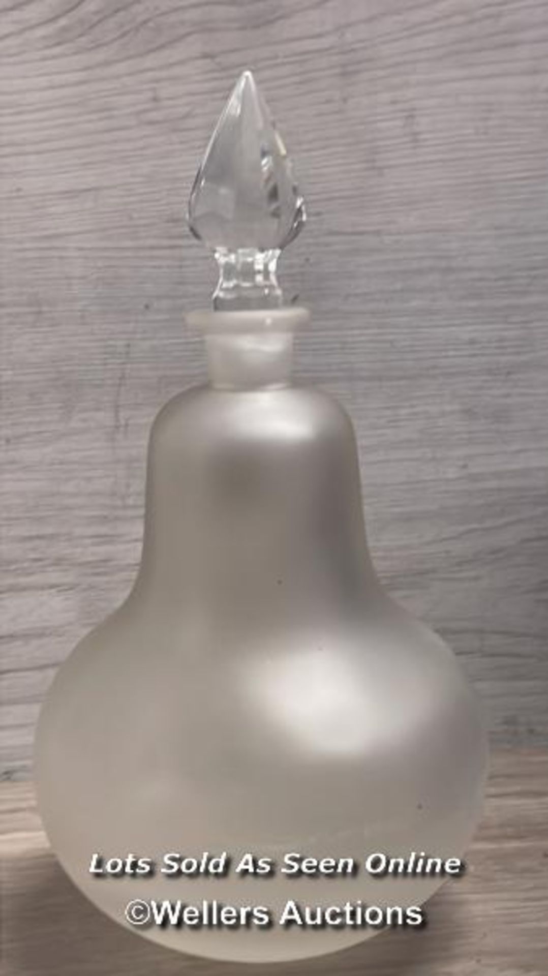 A RARE ROYAL PHARMACEUTICAL SOCIETY APOTHECARY BOTTLE, C1970S / 80'S, IN WHITE FROSTED GLASS WITH - Image 6 of 6