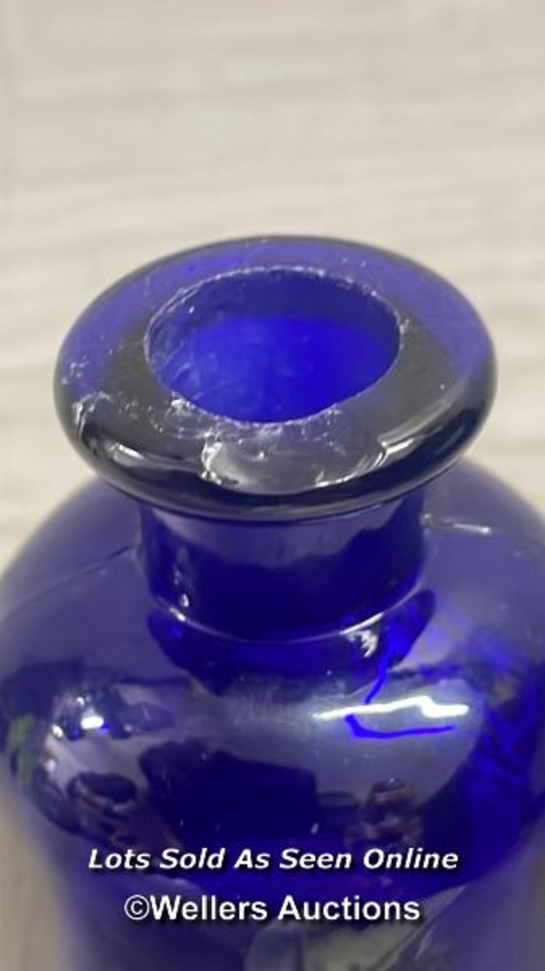 A RARE ROYAL PHARMACEUTICAL SOCIETY APOTHECARY BOTTLE, C1960'S, IN BLUE GLASS WITH GOLD LEAF LABEL - Image 5 of 6