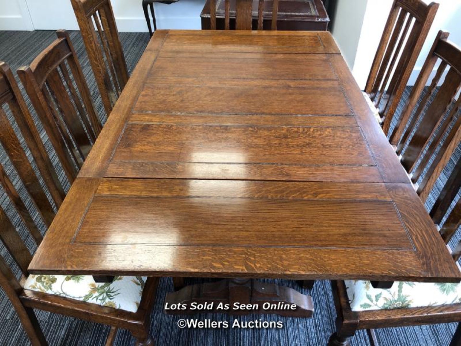 OAK EXTENDING DINING TABLE WITH EIGHT CHAIRS / COLLECTION LOCATION: GODALMING (GU6) - Image 5 of 5