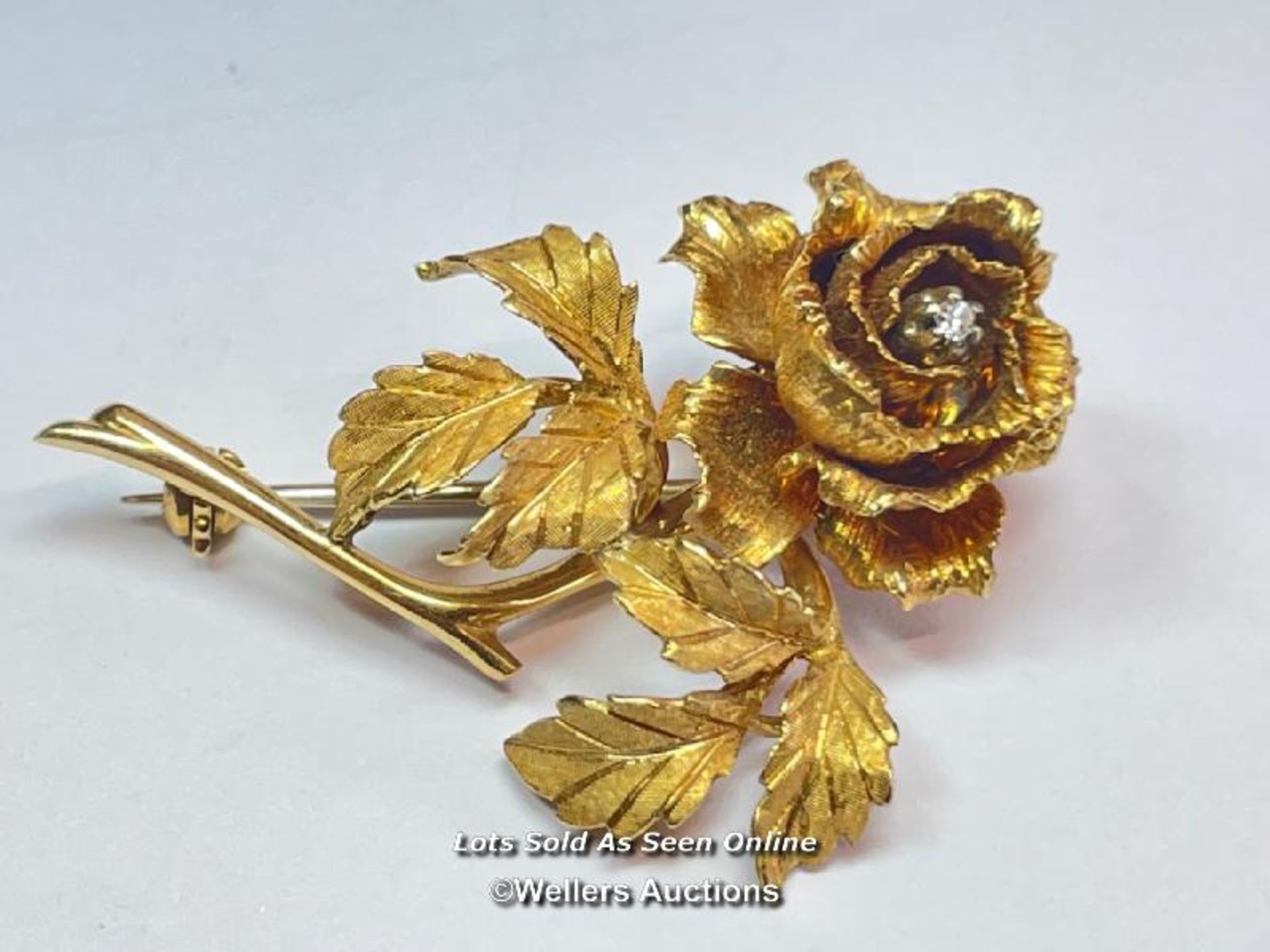 BROOCH IN THE FORM OF A ROSE WITH DIAMOND HIGHLIGHT, HALLMARKED 18CT GOLD, DEAKIN & FRANCIS, 10G - Bild 2 aus 5