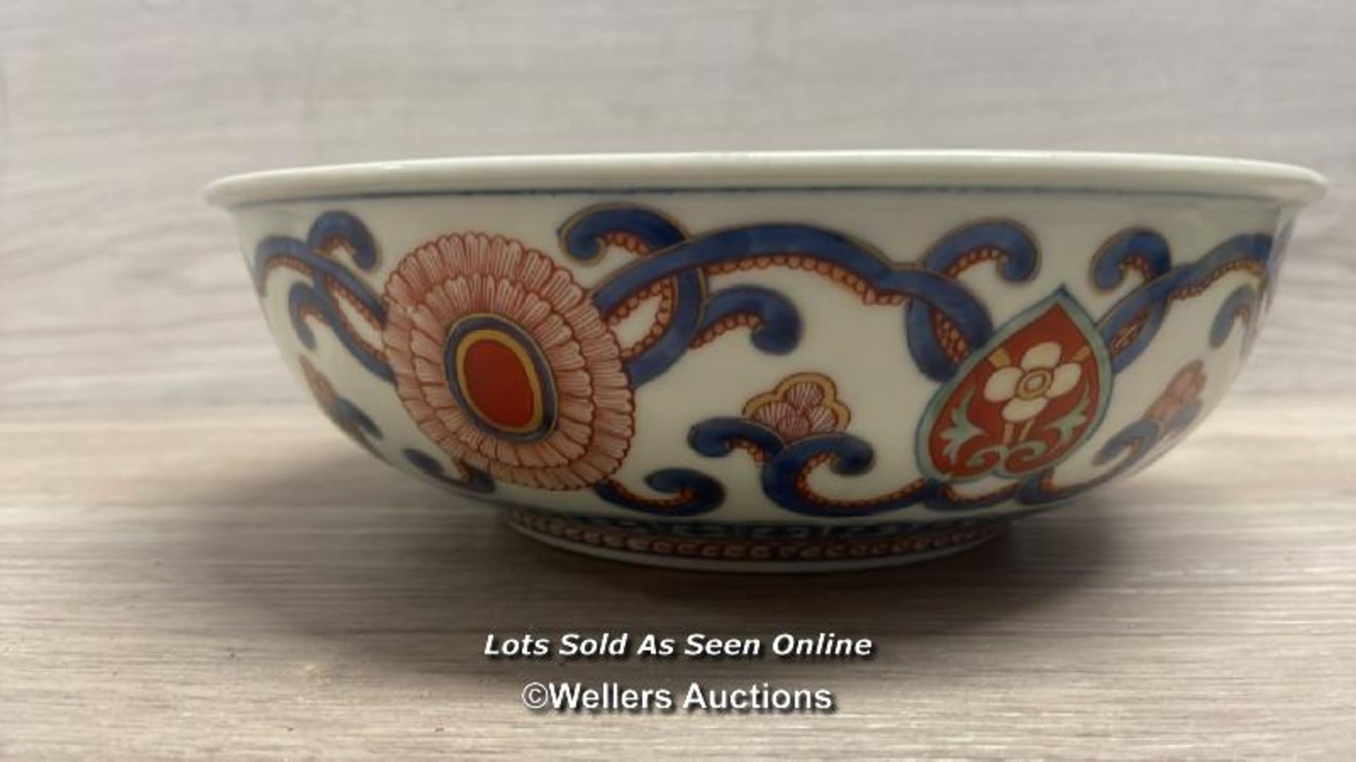 CHINESE BOWL DECORATED WITH FISH, 7.5CM HIGH, 25CM DIAMETER - Image 2 of 5