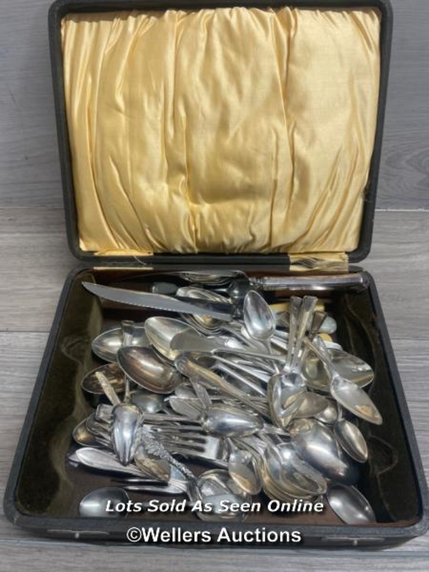 BOX OF ASSORTED VINTAGE CUTLERY