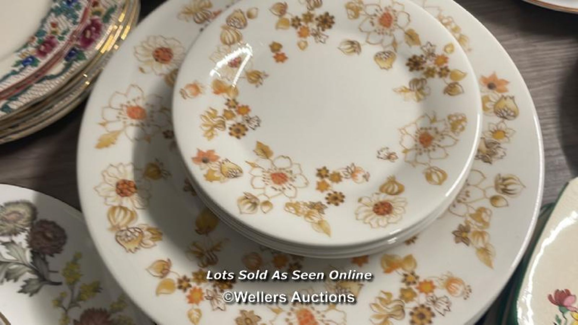 ASSORTED CHINA PLATES AND SAUCERS INCLUDING ROYAL DOULTON "VICTORIA" , ROYAL DOULTON "OLD COLONY" - Bild 6 aus 13