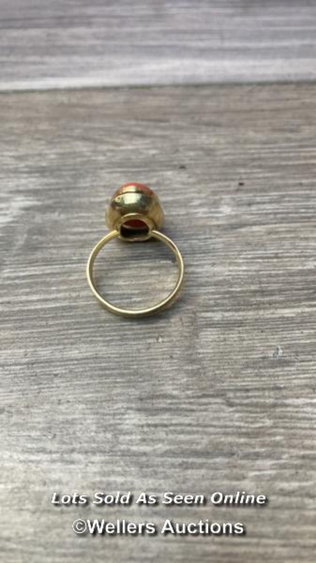 *ANTIQUE BEAUTIFUL CORAL CABOCHON RICH YELLOW GOLD RING SIZE N 3.9G - Image 4 of 5