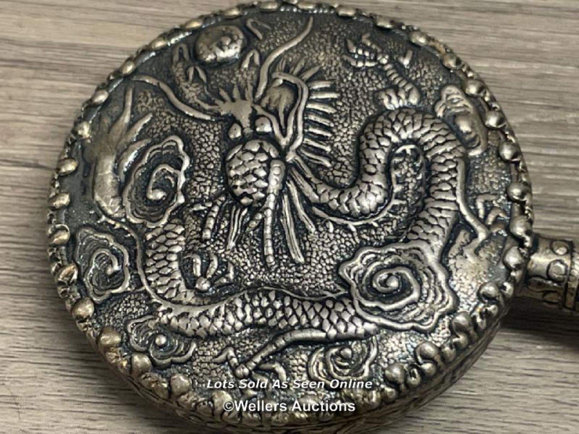 SMALL CHINESE SILVERED HAND MIRROR DECORATED WITH FLAMING DRAGON WITH ONYX HANDLE, 5CM DIAMETER - Bild 3 aus 3