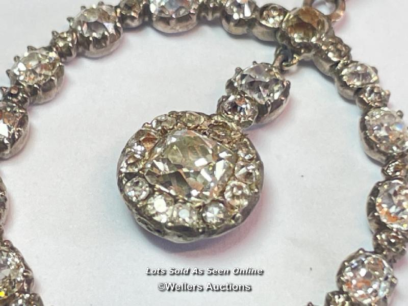 OLD CUT DIAMOND PENDANT IN WHTE METAL COMPRISING A CIRCLE OF DIAMONDS AND CLUSTER OF DIAMONDS - Image 2 of 5