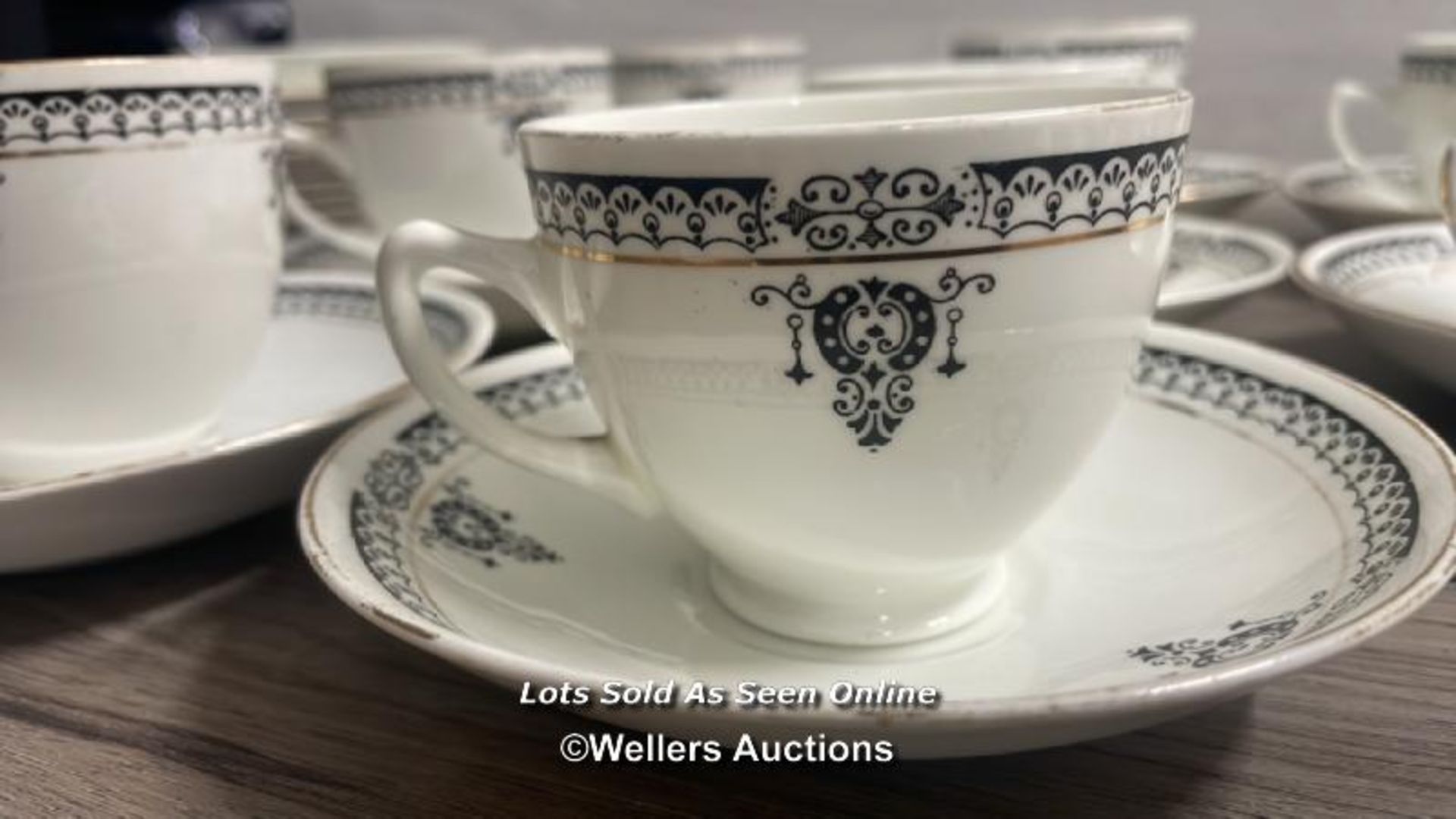 TWO PART TEA SERVICE INCLUDING DIAMOND CHINA AND PARAGON WITH ROYAL WORCESTER "PADU" SIDE PLATES ( - Bild 2 aus 9