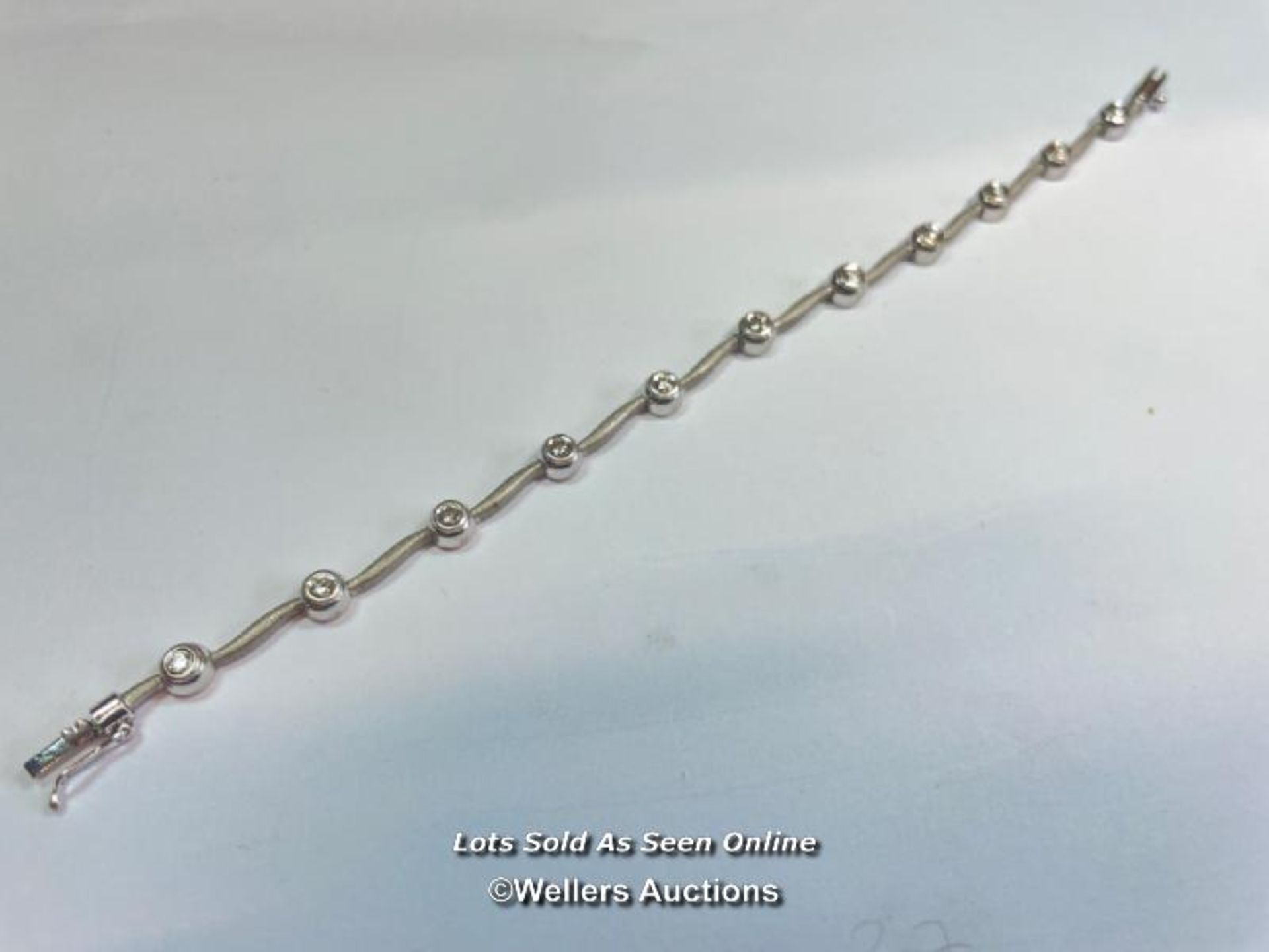 DIAMOND LINK BRACELET, ELEVEN ROUND DIAMONDS IN RUBOVER SETTINGS, PART POLISHED PART SATIN FINISHED. - Bild 2 aus 6