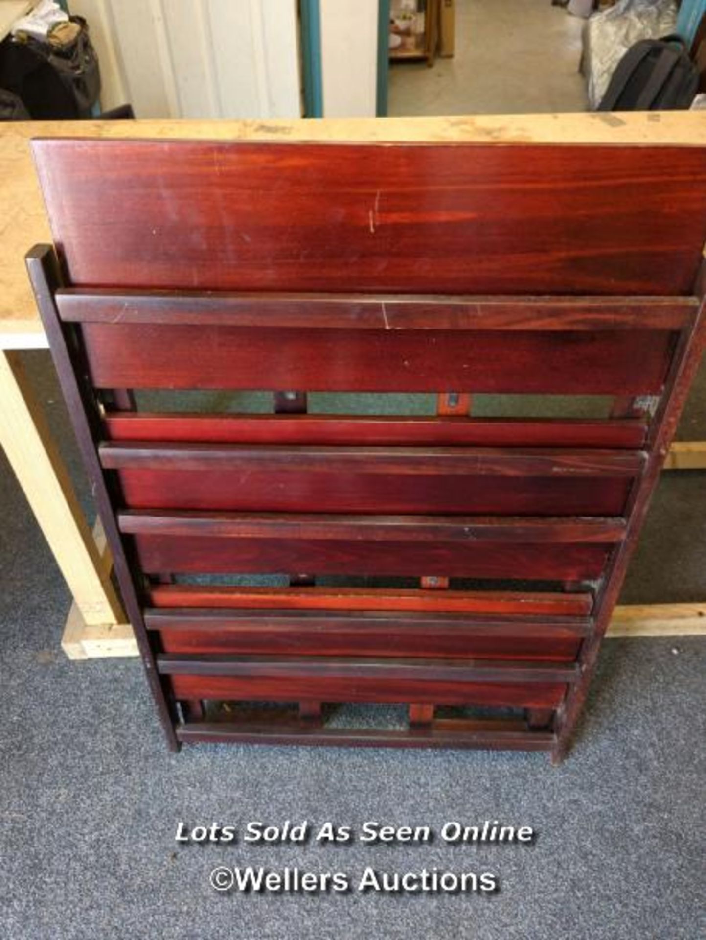 *MID 20TH CENTURY FOLDING MAHOGANY FOLDING BOOK SHELF - Image 6 of 7