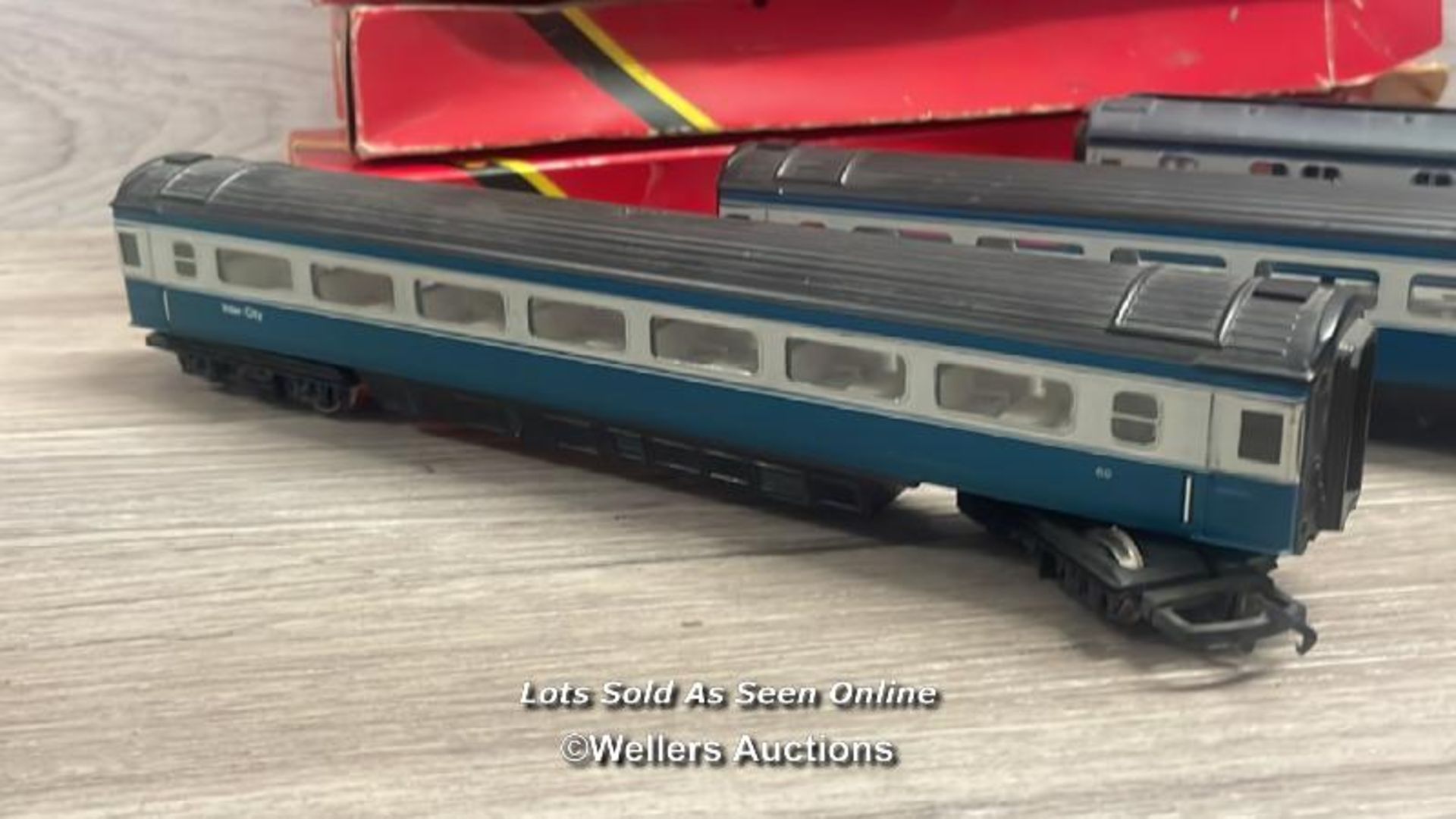 THREE HORNBY 00 GAUGE SCALE MODEL TRAIN COACHES - Image 2 of 6