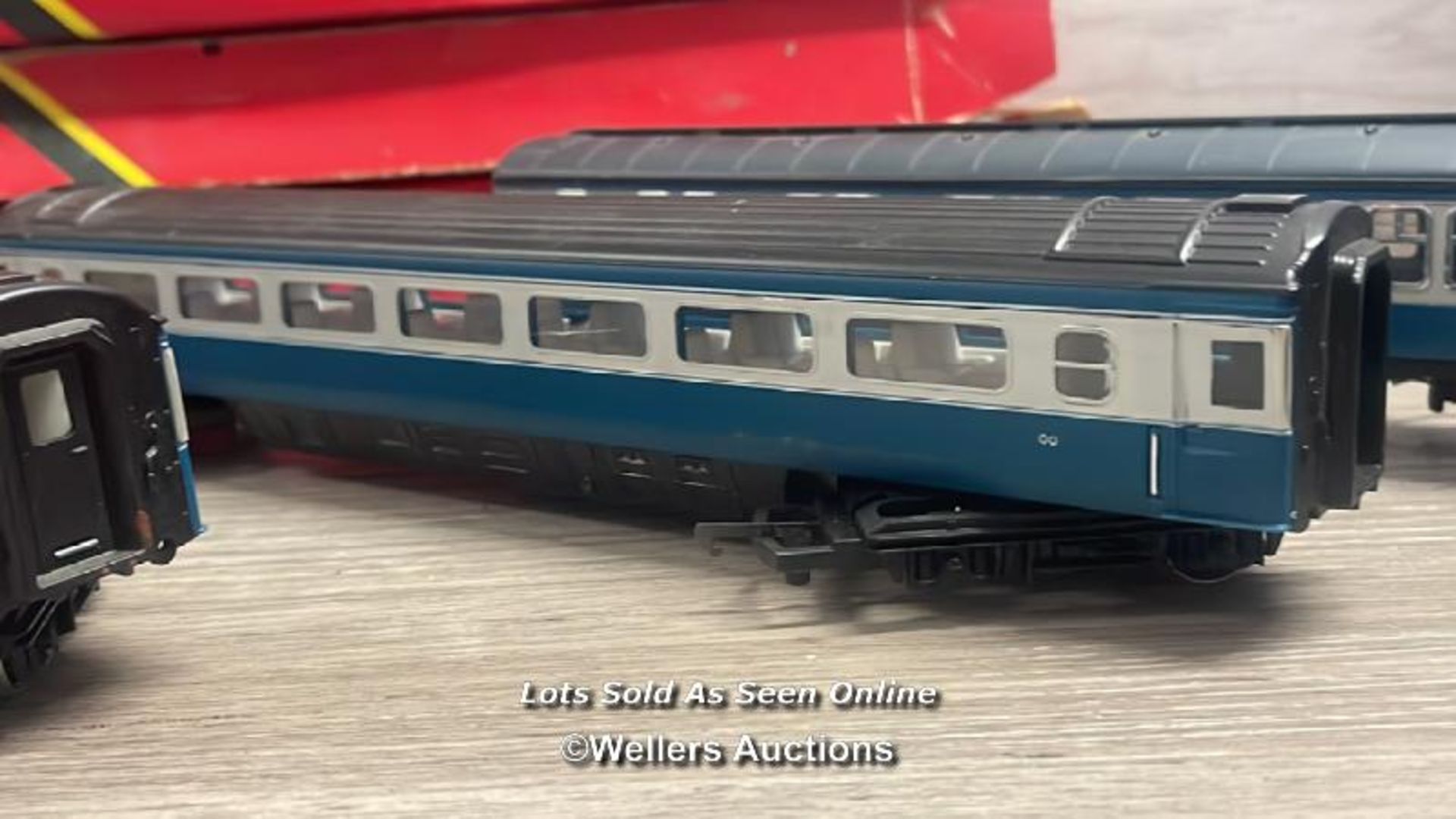 THREE HORNBY 00 GAUGE SCALE MODEL TRAIN COACHES - Image 3 of 6
