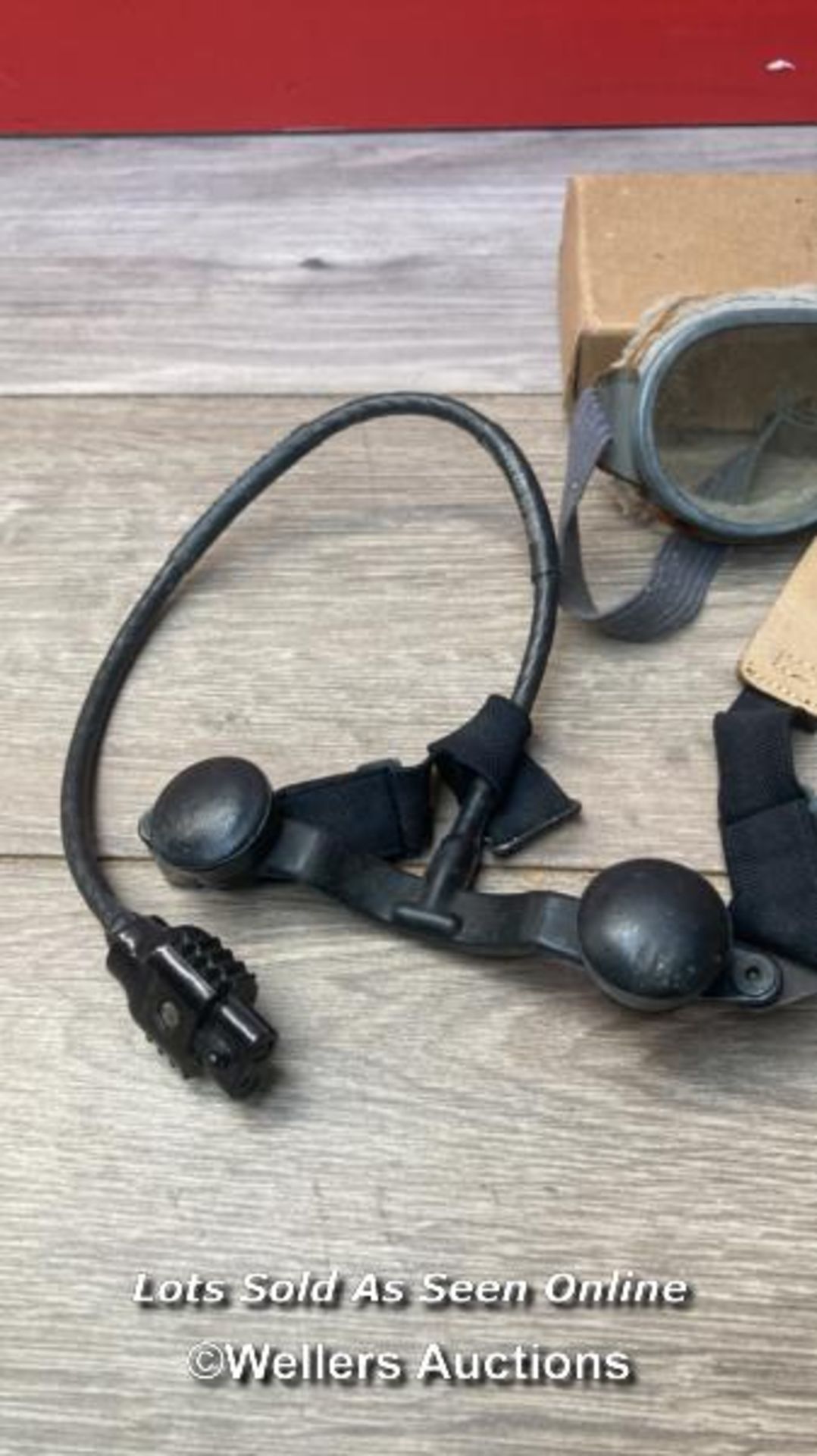 *BOXED VINTAGE FLYING GOGGLES & THROAT MICROPHONE - Bild 2 aus 5