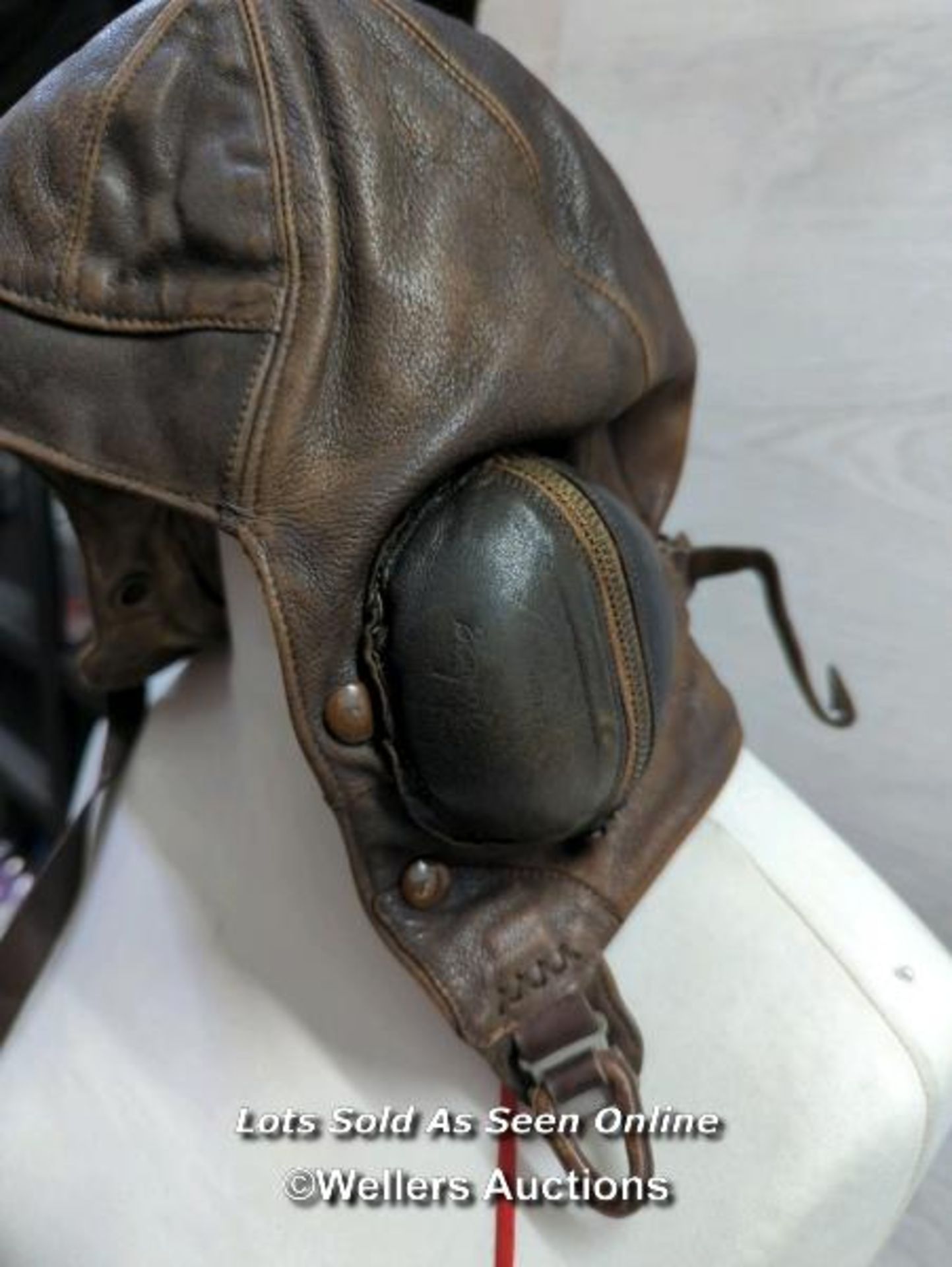 *WW II LEATHER FLYING HELMET PILOT NAMED AND HISTORY AVAILABLE SIZE 4 - Image 3 of 8