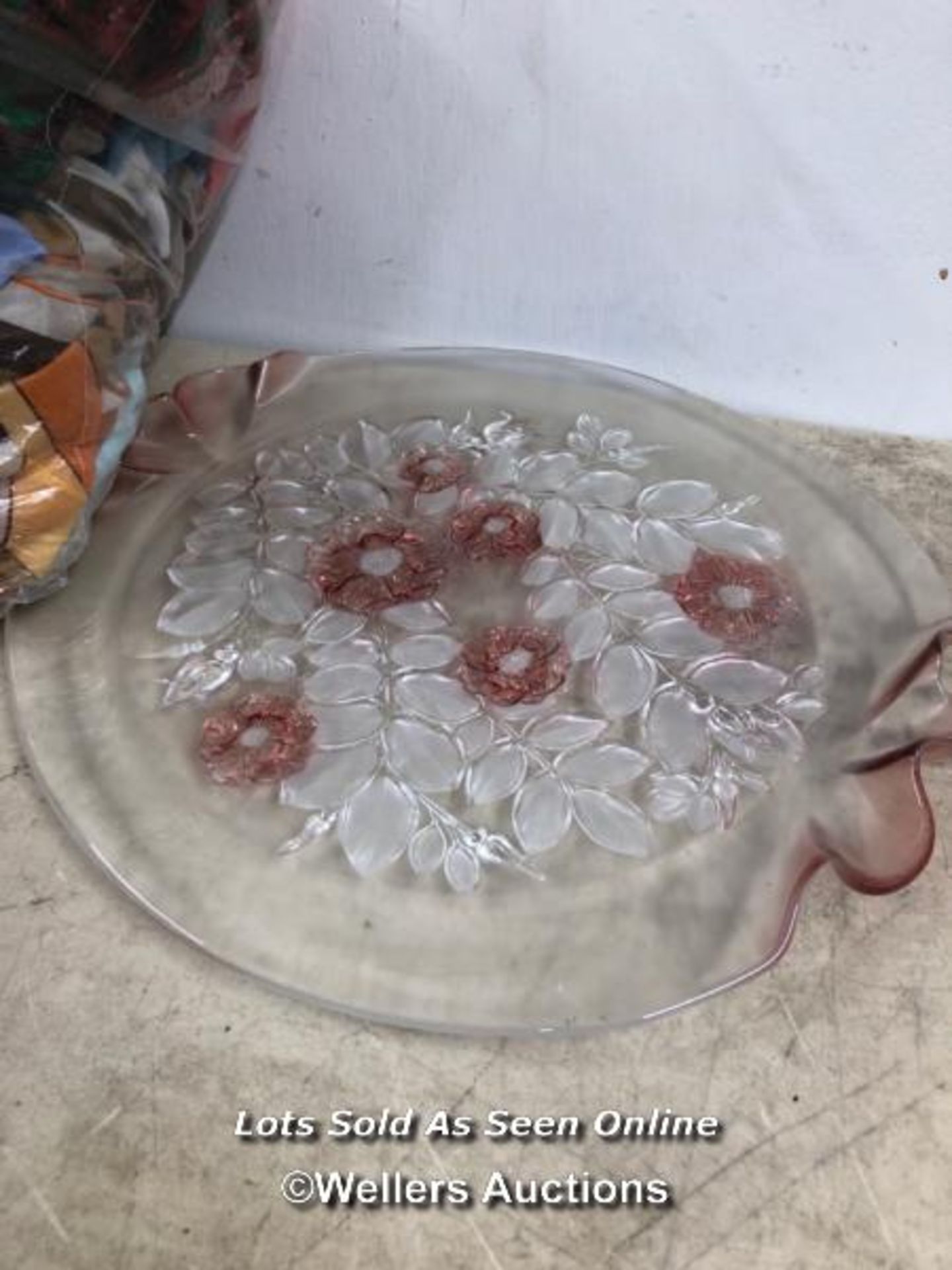 BAG OF SCARVES, ONE GLASS PLATE WITH FLORAL DESIGN - Bild 2 aus 3