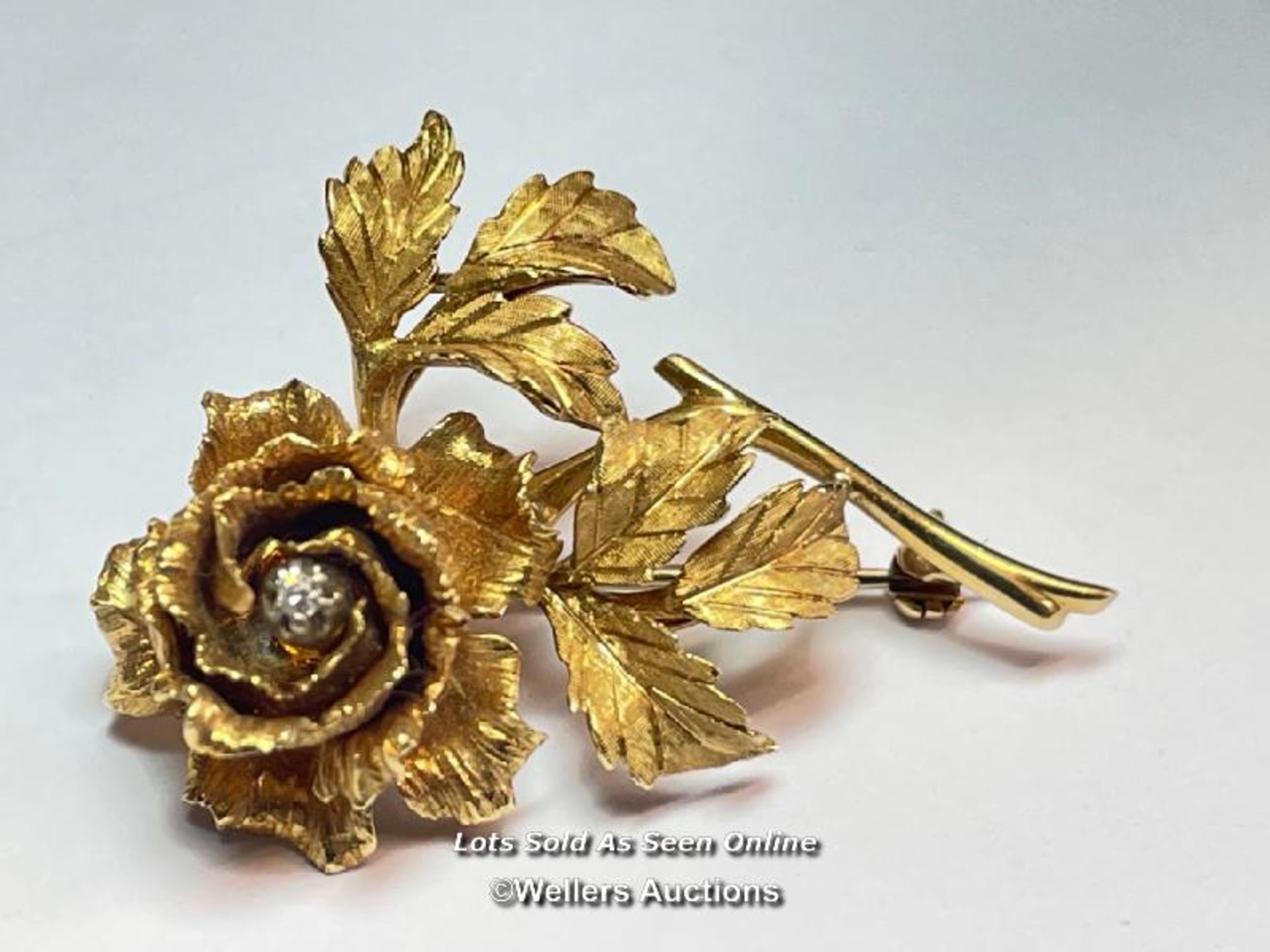 BROOCH IN THE FORM OF A ROSE WITH DIAMOND HIGHLIGHT, HALLMARKED 18CT GOLD, DEAKIN & FRANCIS, 10G