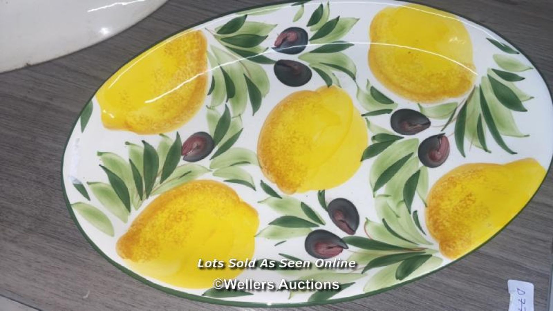 LARGE DEPOSE OVAL PLATTER DECORATED WITH BIRDS AND A SMALLER PLATTER DECORATED WITH LEMONS, - Image 4 of 5