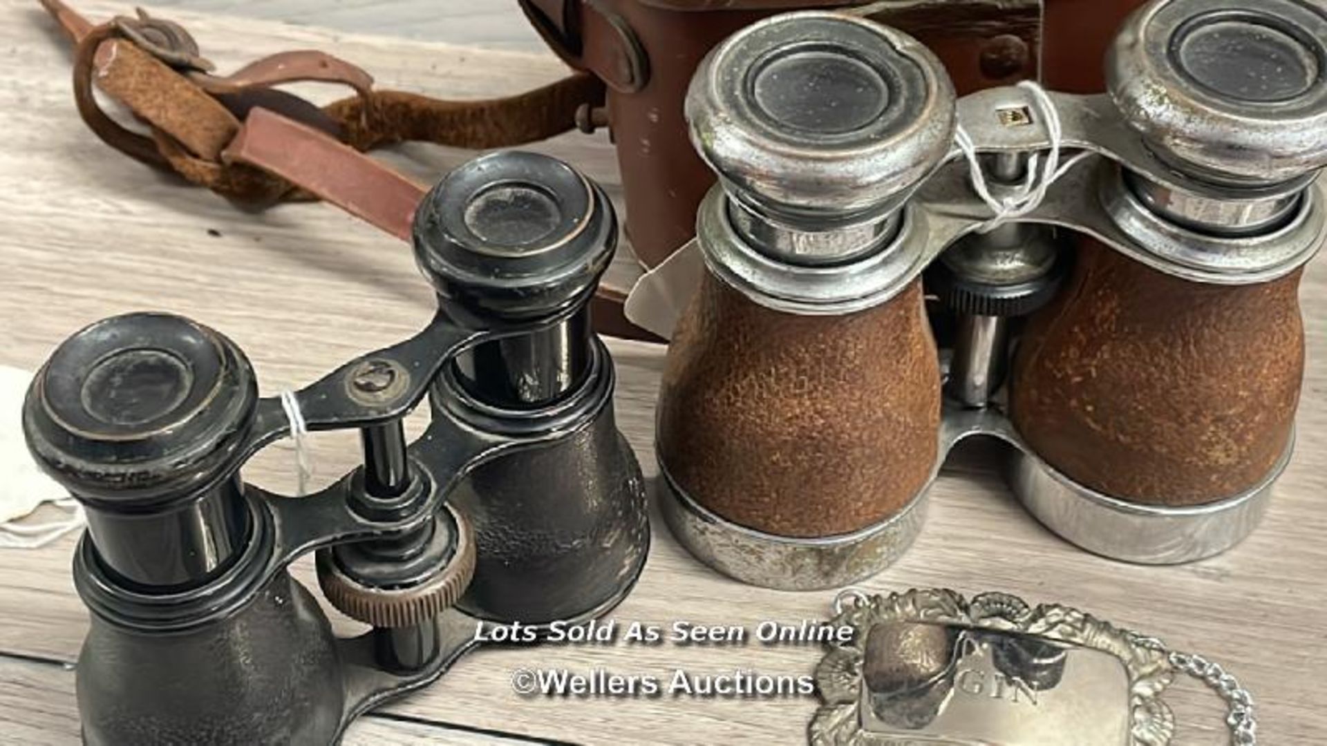 ASSORTED VINTAGE ITEMS INCLUDING TWO BINOCULARS, SCALE WEIGHTS AND METAL BOTTLE LABELS - Image 2 of 5