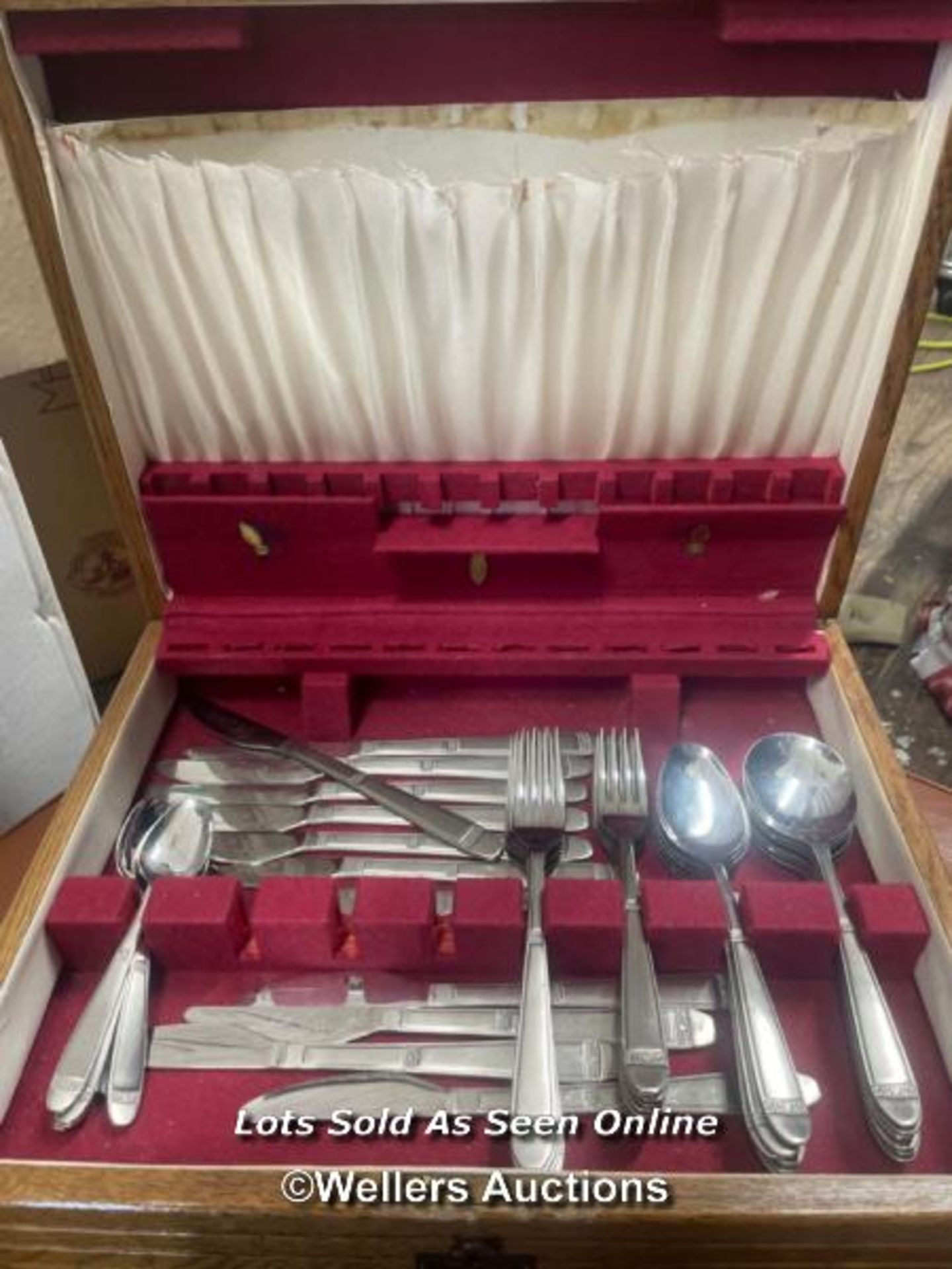 PART CANTEEN OF MODERN CUTLERY